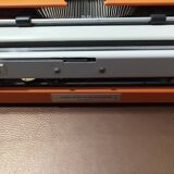 Machine à écrire Olympia traveller de luxe orange révisé et ruban neuf