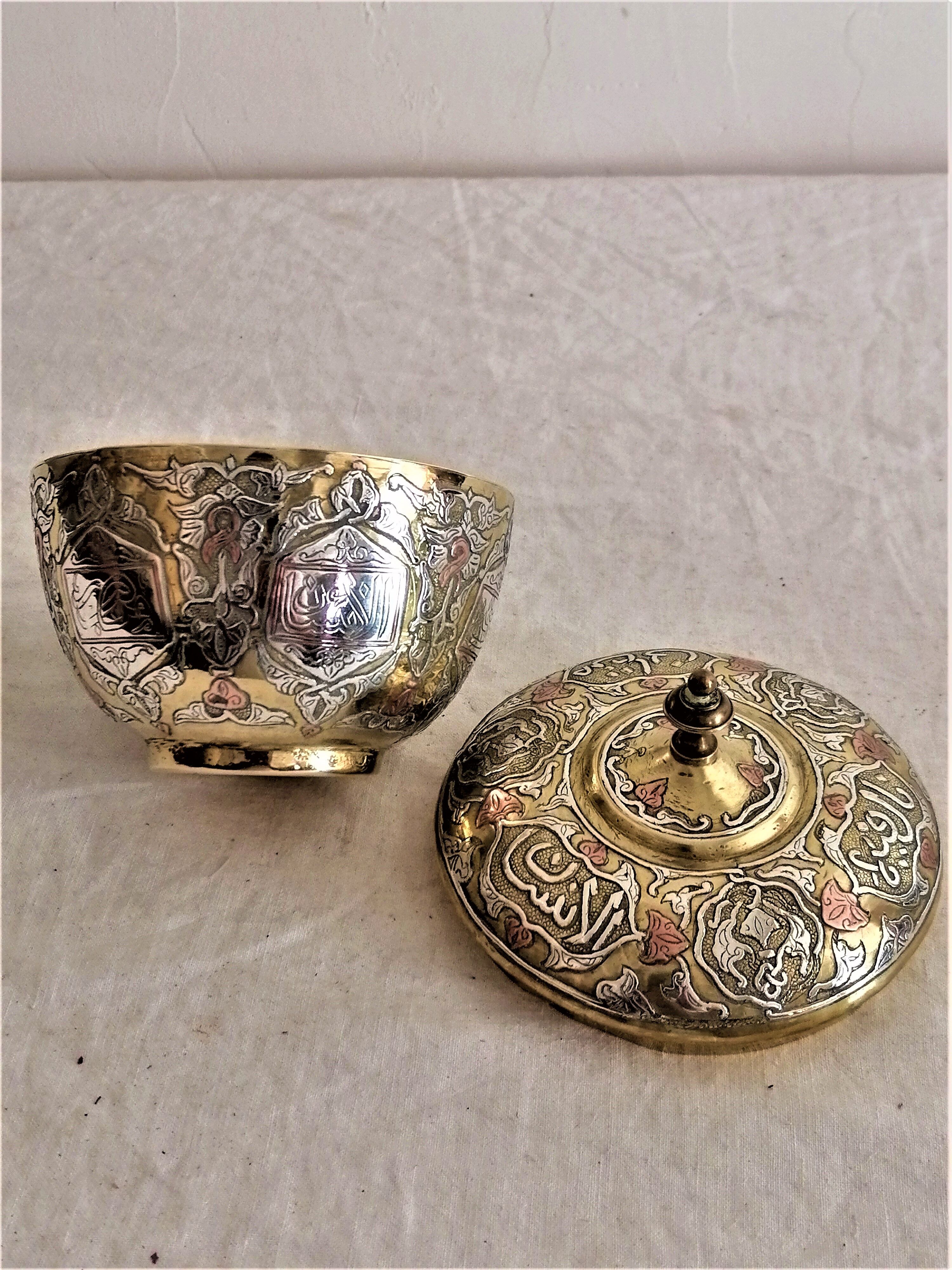 Boite pot couvert oriental en laiton damasquiné cuivre et argent. Calligraphie.