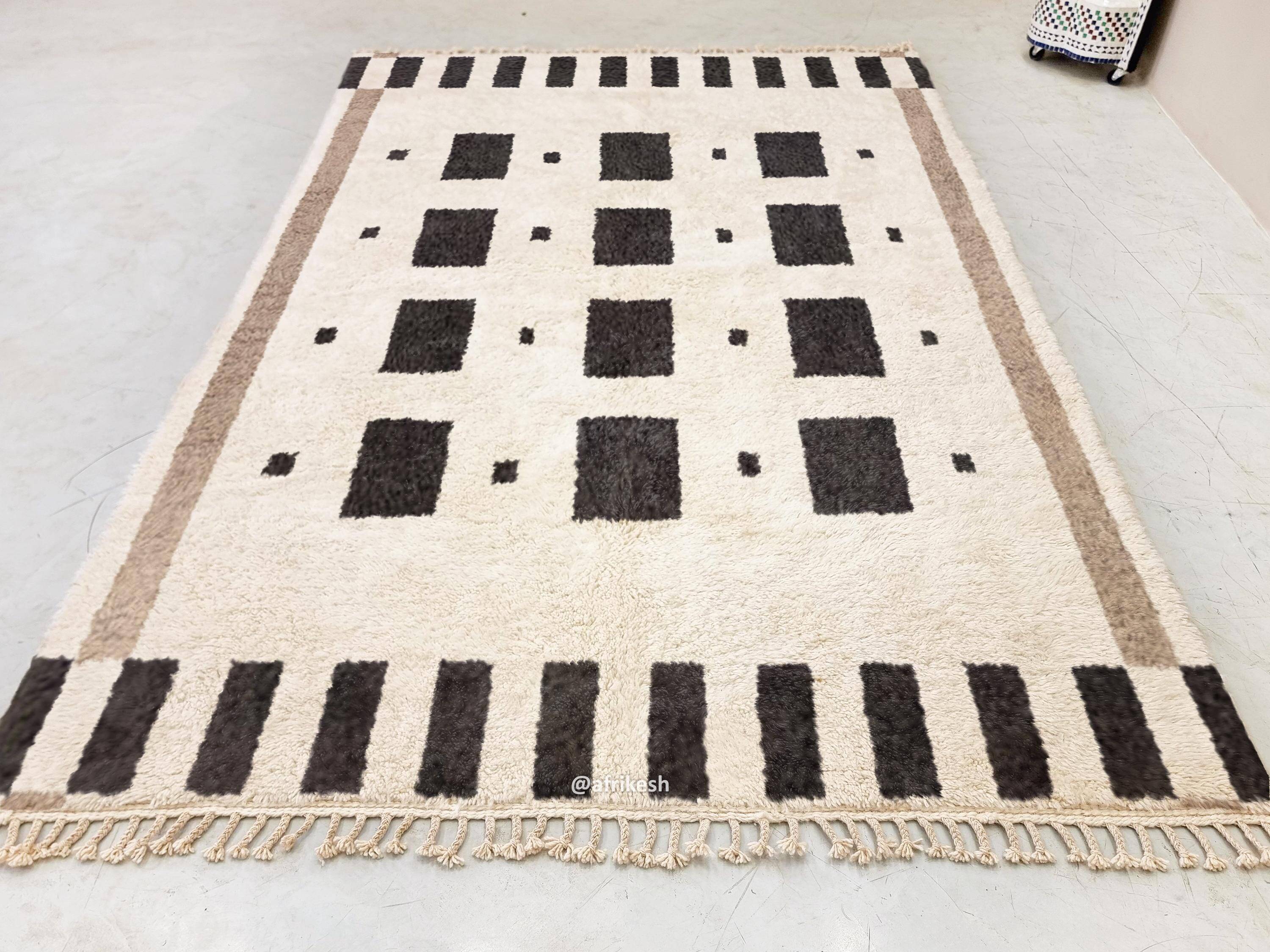 Rare handcrafted rug in natural wool, 200cm x 300cm