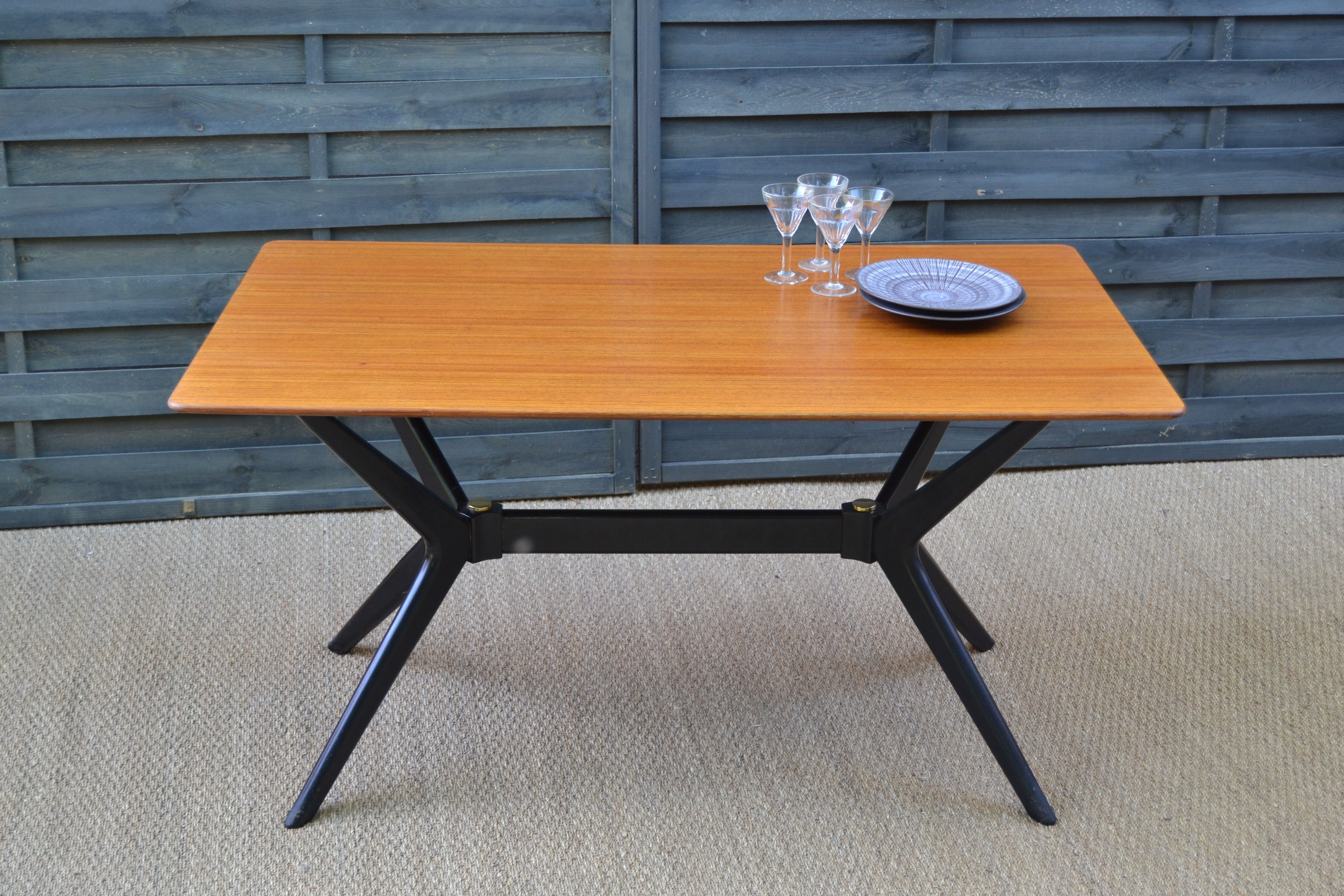Dining table by E-gum