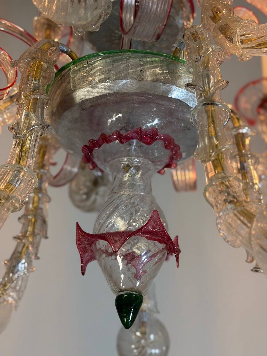 Venetian Rezzonico chandelier in colourless and red Murano glass, circa 1900.