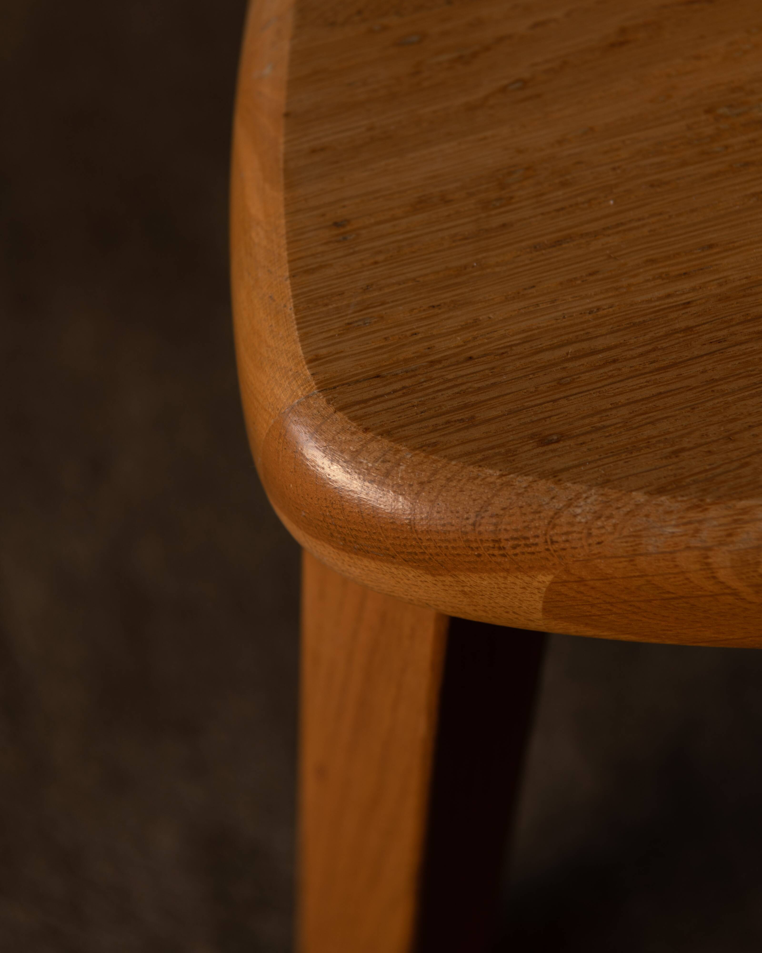 Tables gigognes en chêne massif des années 1970, ensemble de 3 · Plateaux triangulaires organiques