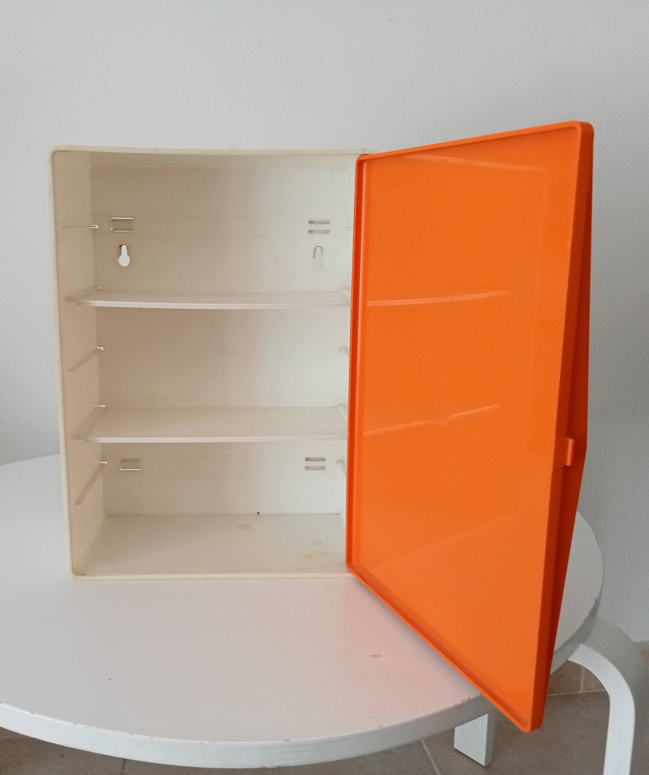 Vintage medicine cabinet in rigid plastic 70s