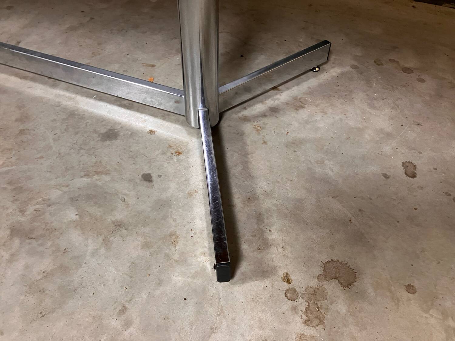 Table de salle à manger vintage chromée en merisier massif de style industriel