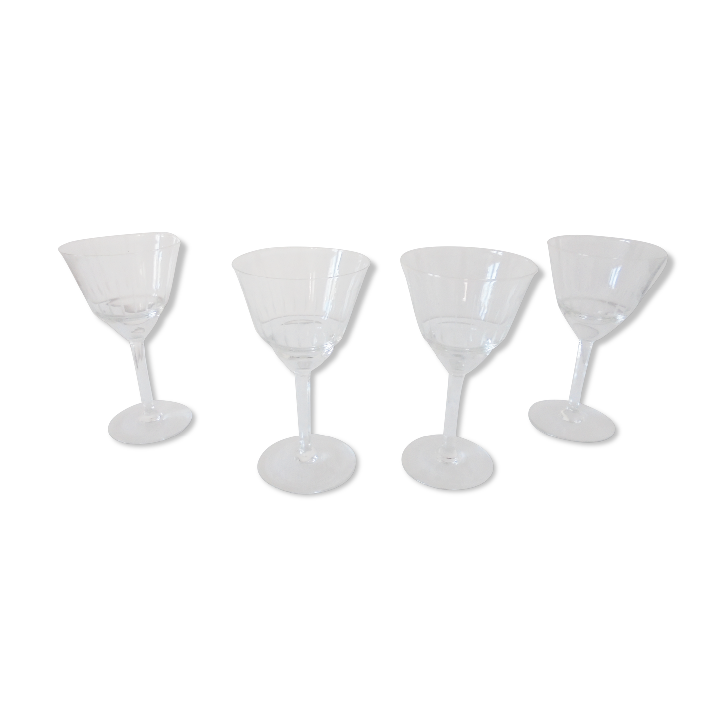 Lot 4 glasses with chiseled crystal water Height 15.8 cm Diameter edge sup. 8.8 cm