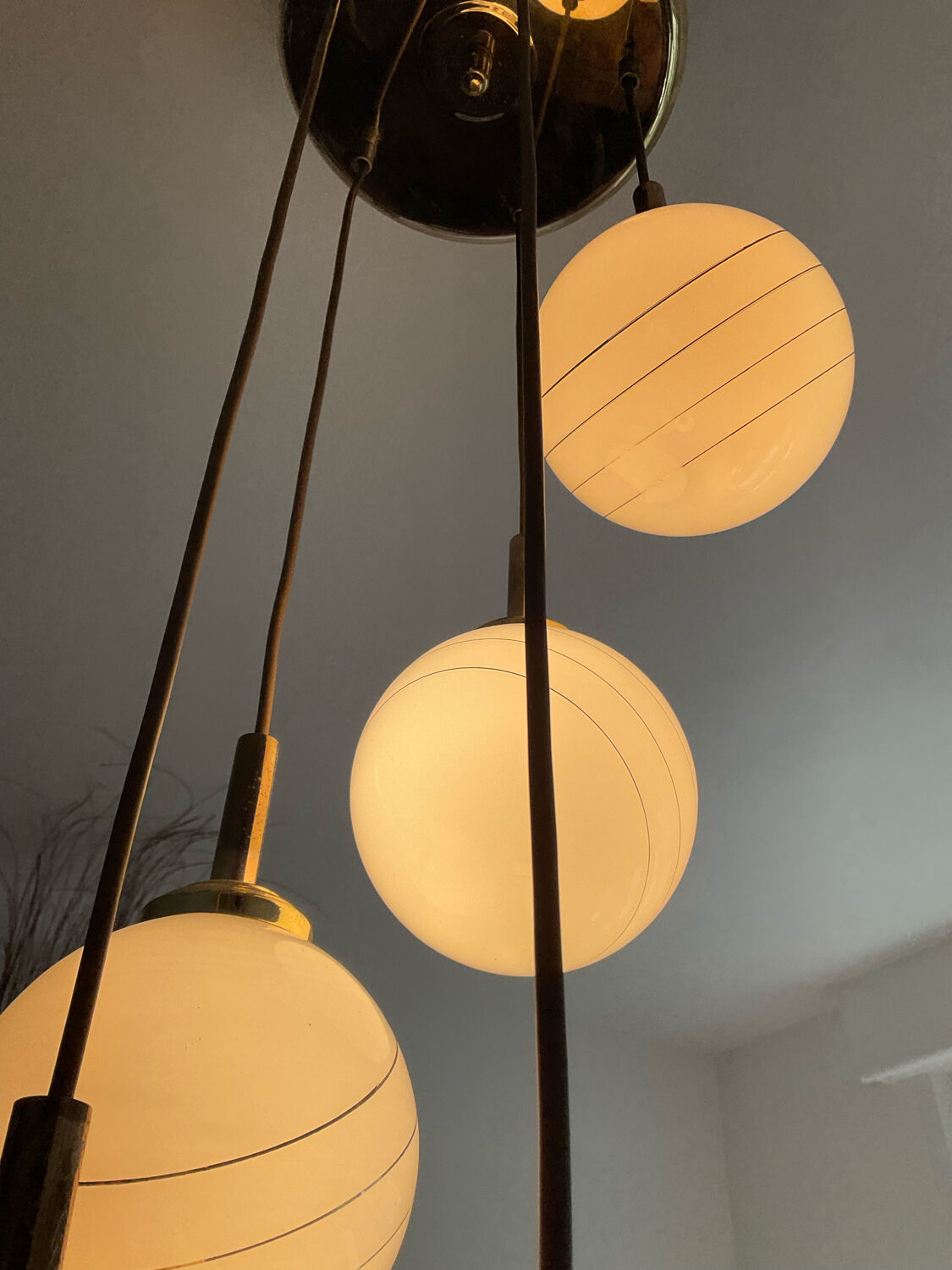 Lustre cascade de globes opaline des années 70