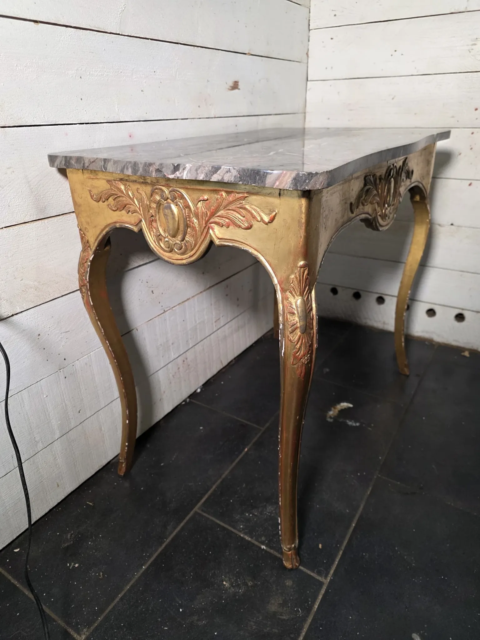 Table en bois doré style Louis XV du XIXe 