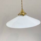 Paire de suspensions en opaline blanche