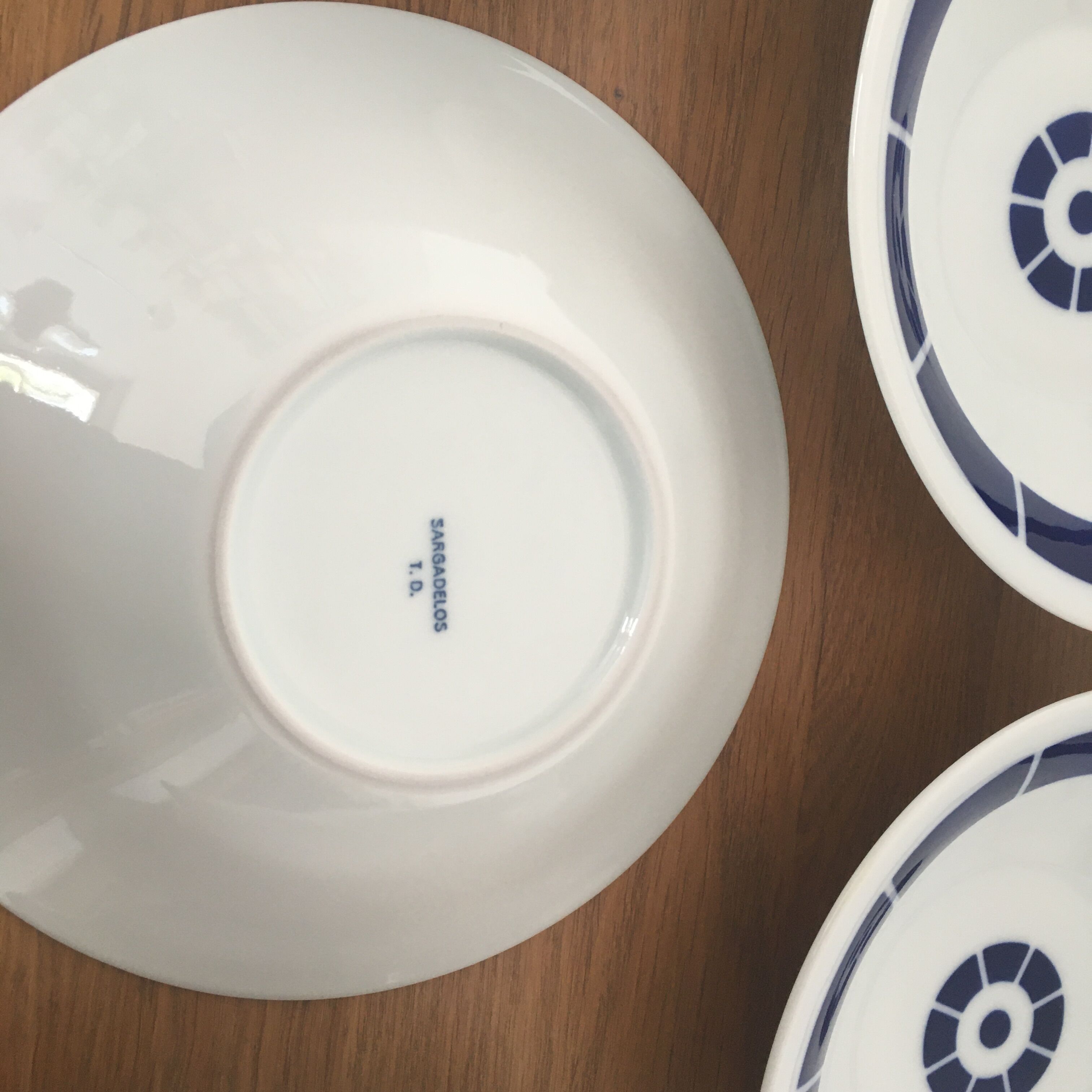 Service de 52 pièces blanches motif bleu