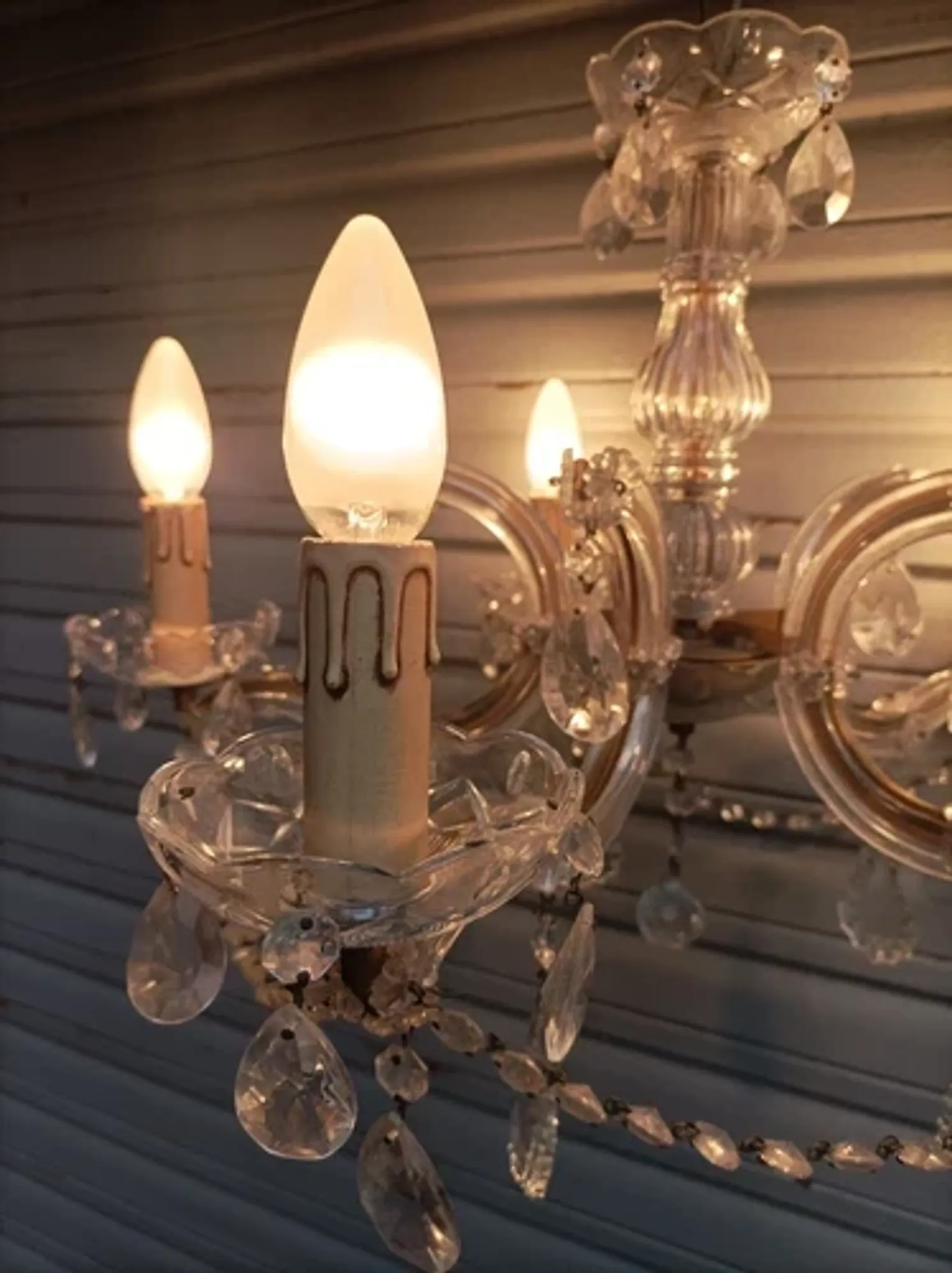 Very beautiful Venetian chandelier with 5 lights / complete and in working condition.