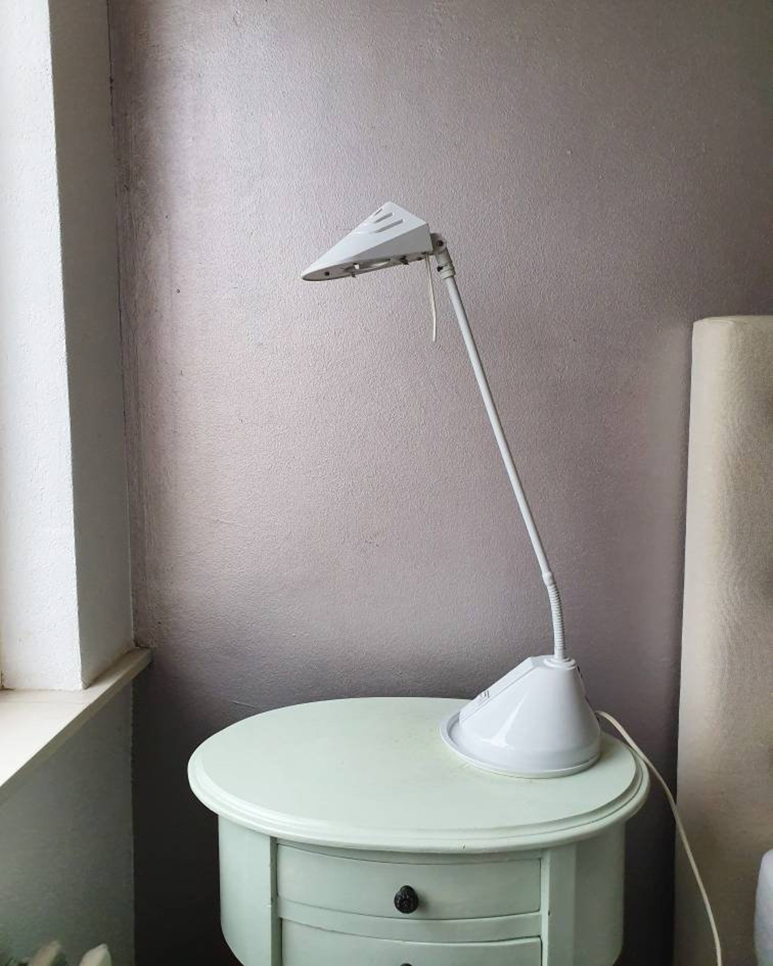 Vrieland white metal vintage desk lamp