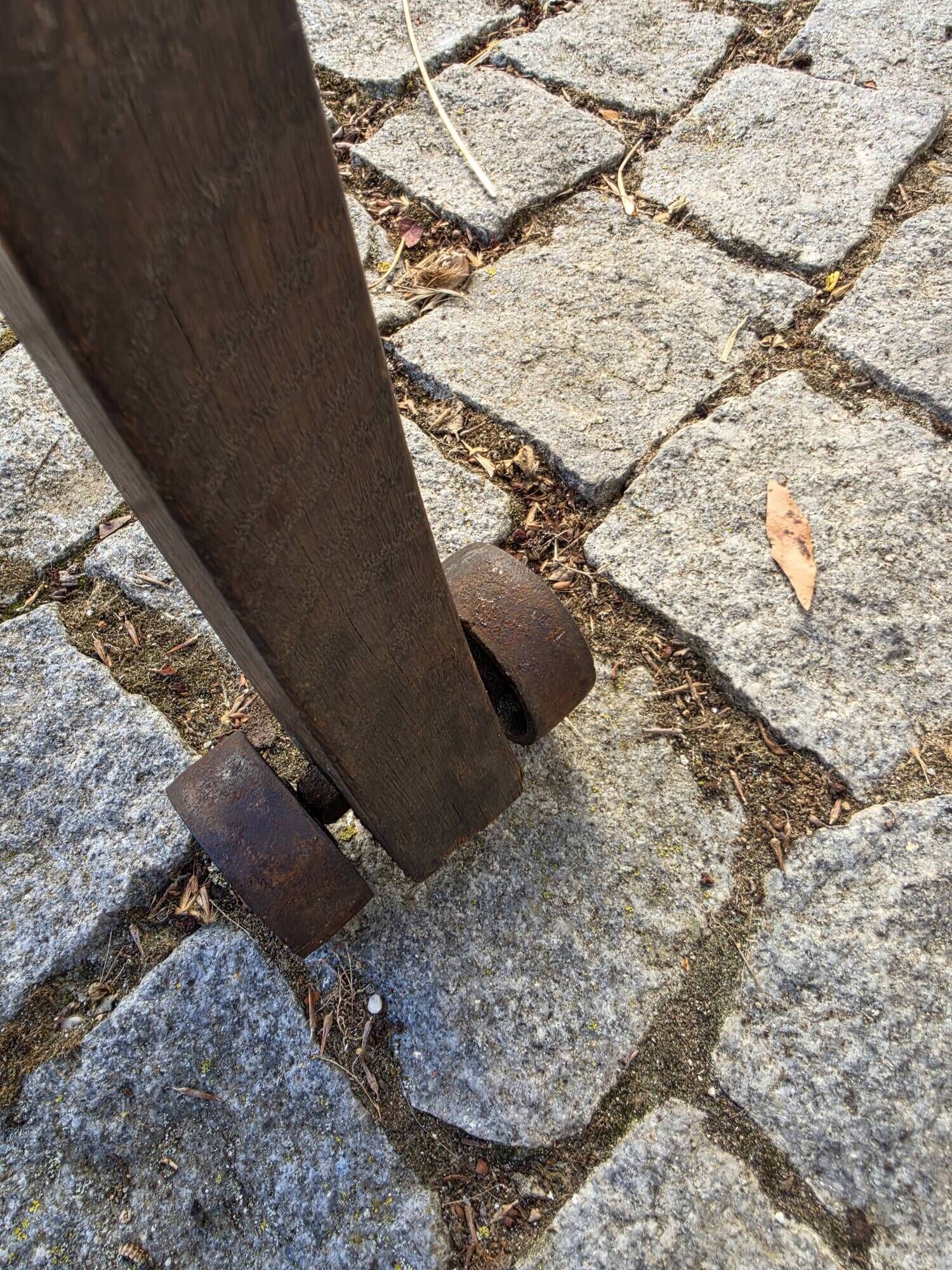 Sculpture stand, photographic camera tripod
