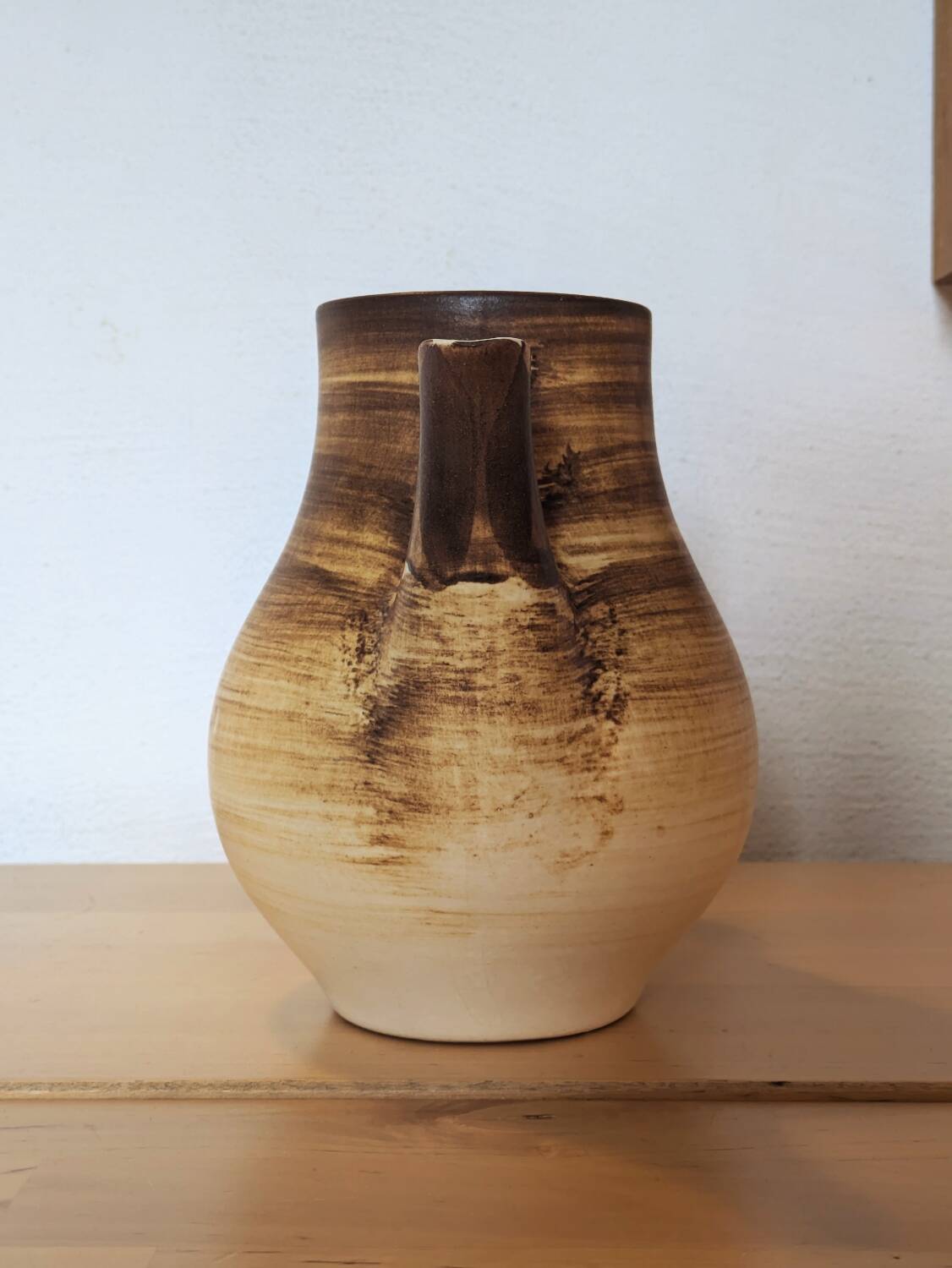 Pichet Longchamp en céramique décorée à la main