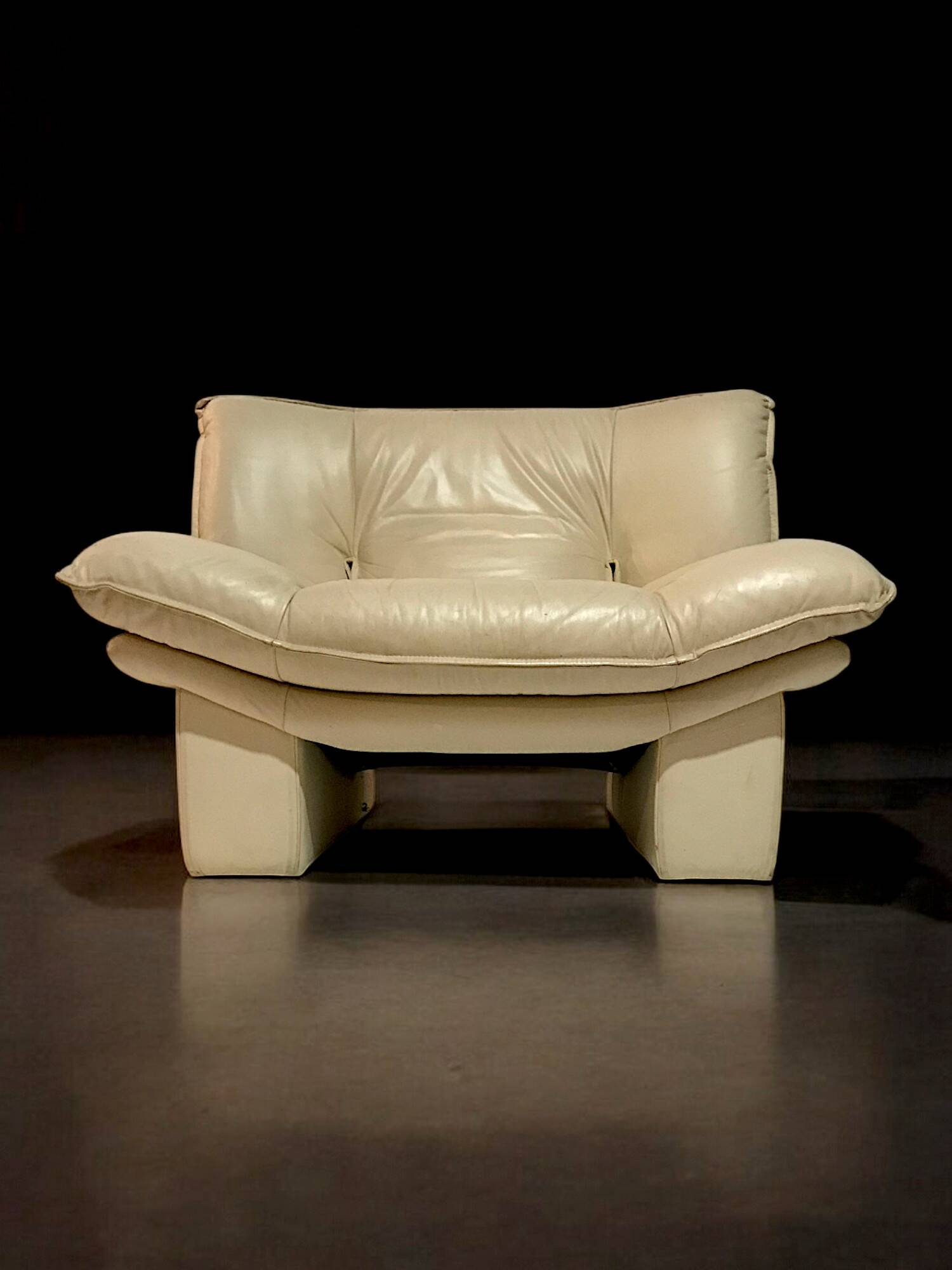 Giuseppe Nicoletti - Pair of “Ambassador” armchairs in cream leather - c 1980
