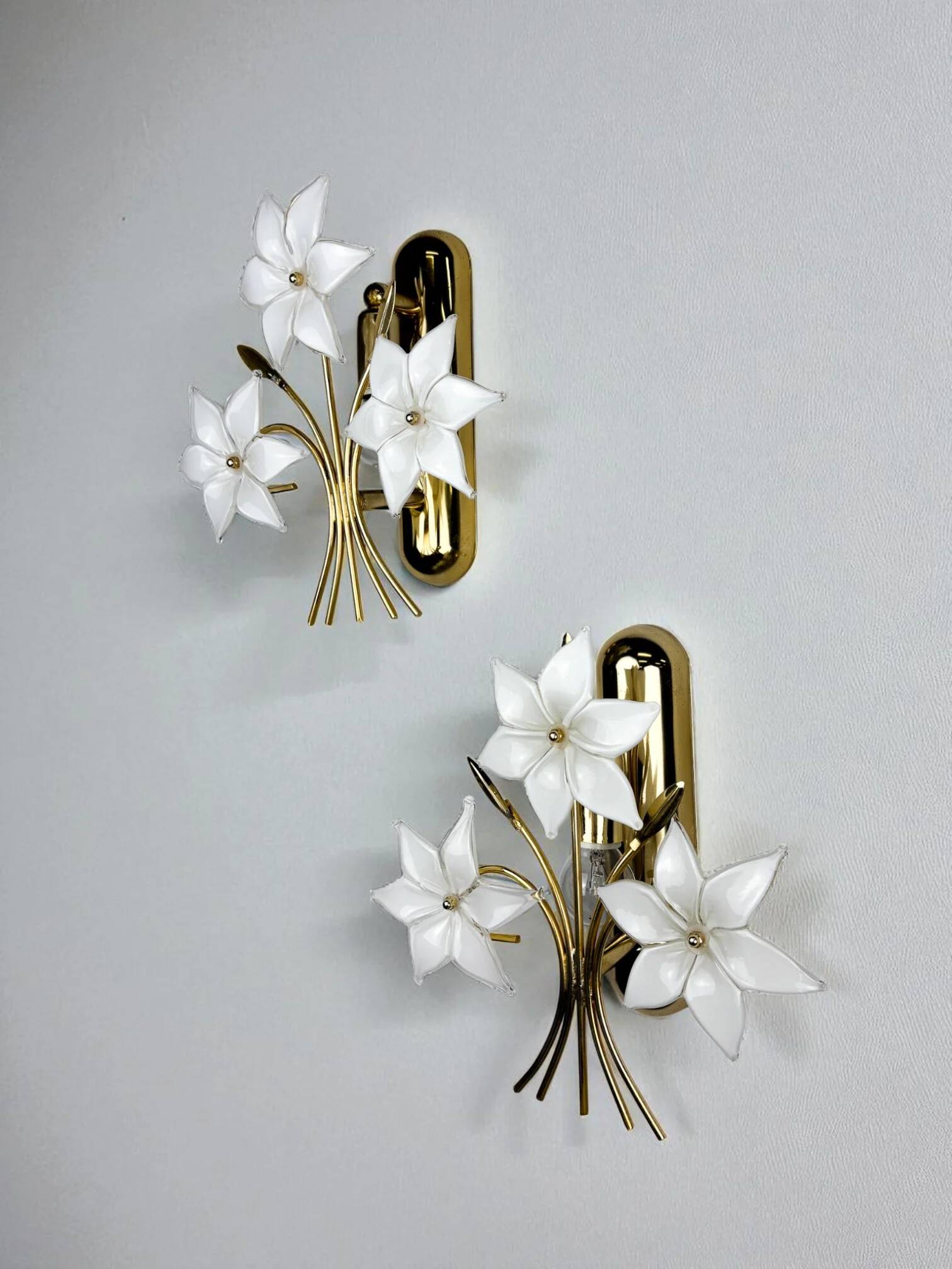 Pair of hibiscus floral sconces, Murano glass, Italy, 1970s