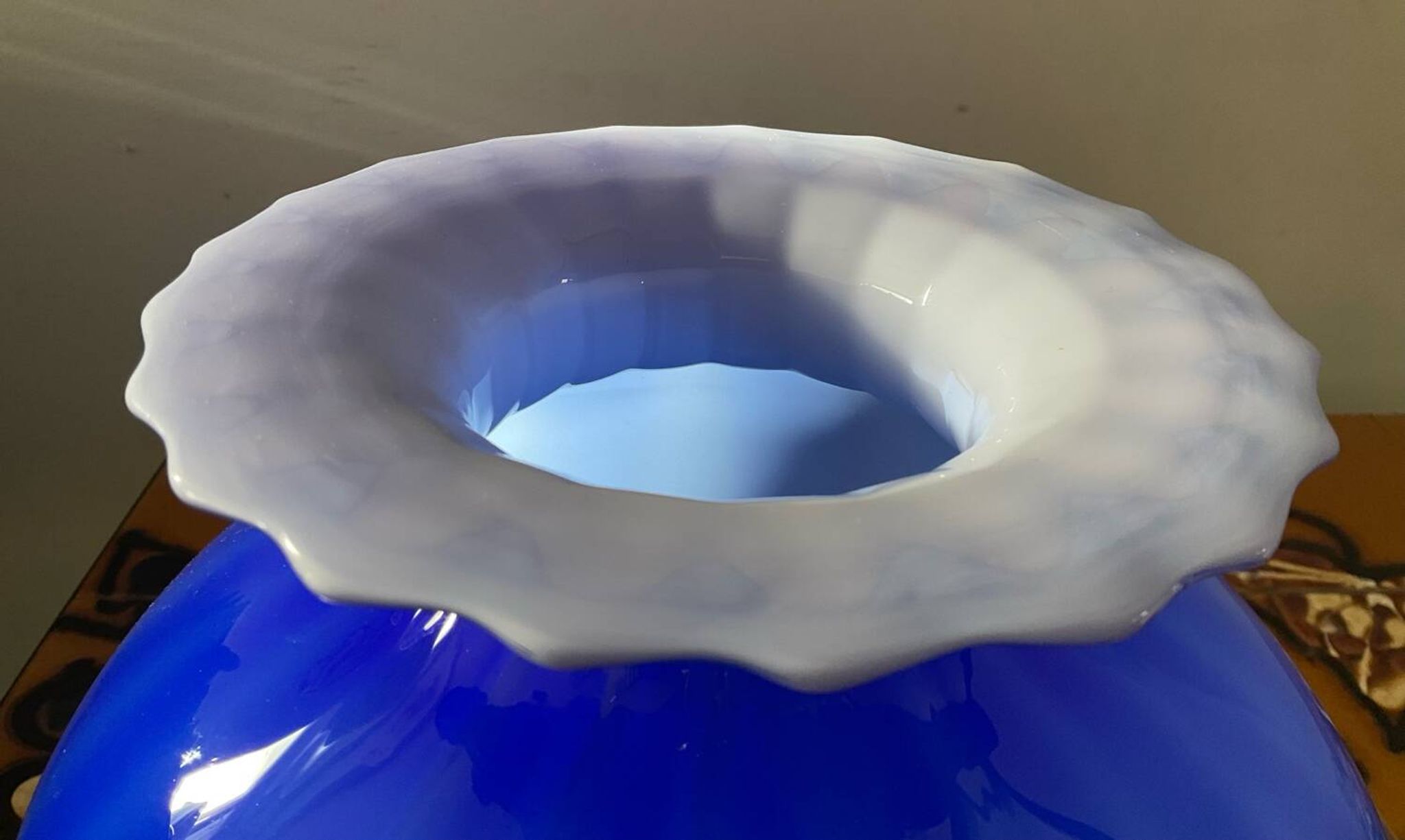 Grand vase boule Murano en pâte de verre bicolore