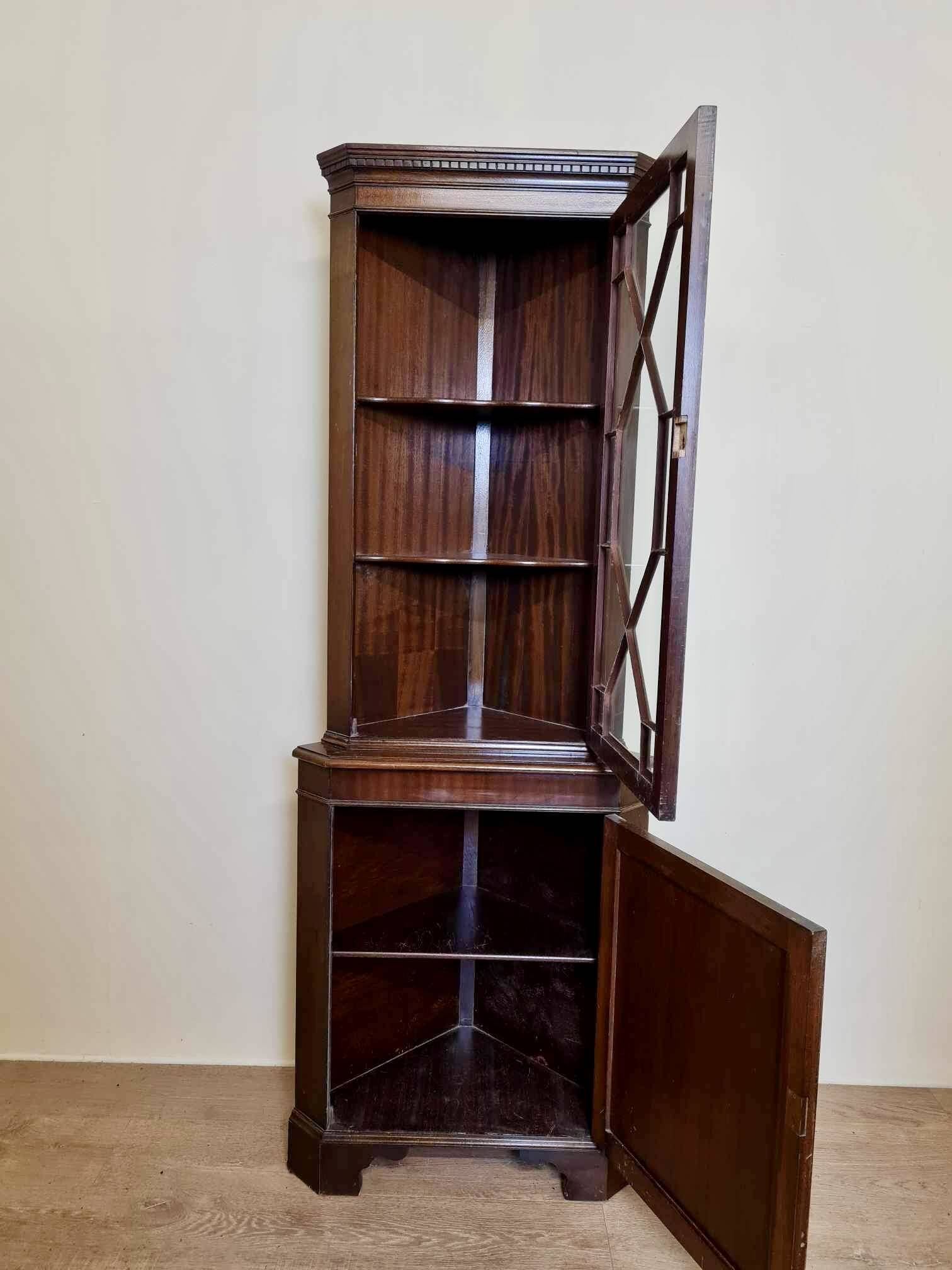 Pretty English mahogany corner bookcase