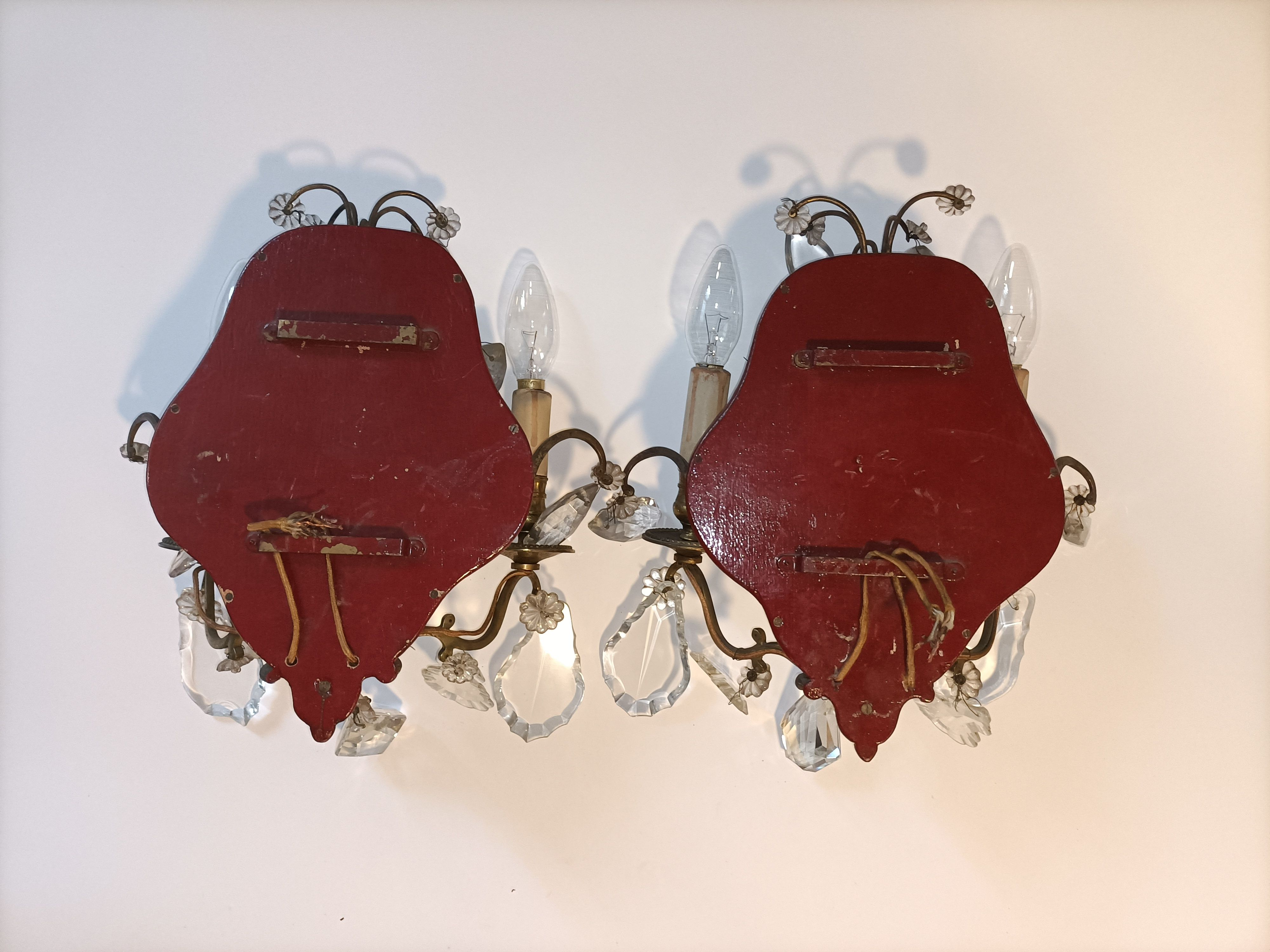 Pair of mirror sconces with two arms of light with gilded brass grapevines, Italy 1960.