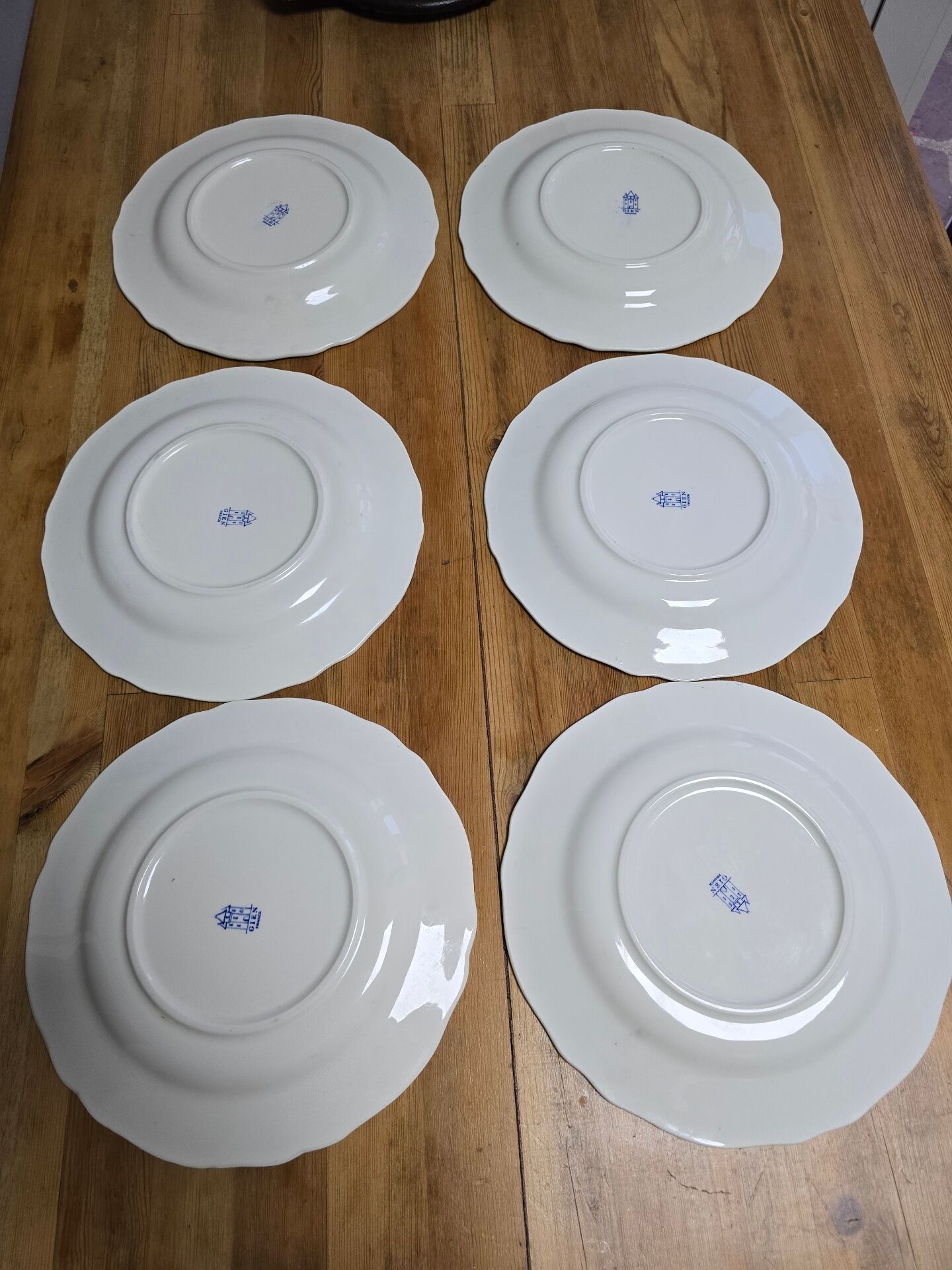 Flat plates Gien with blue patterns in perfect condition.