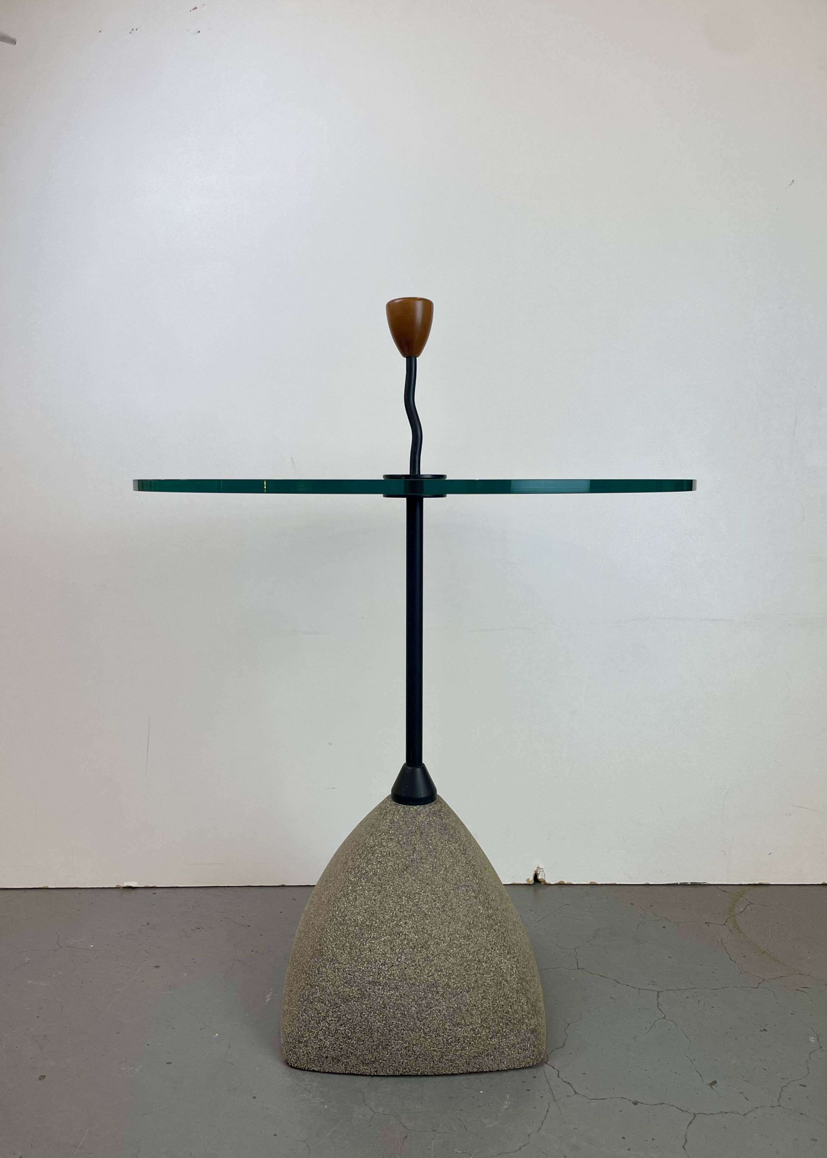 Table d'appoint post-moderne dans le style d'Ettore Sottsass, Italie, années 1980.