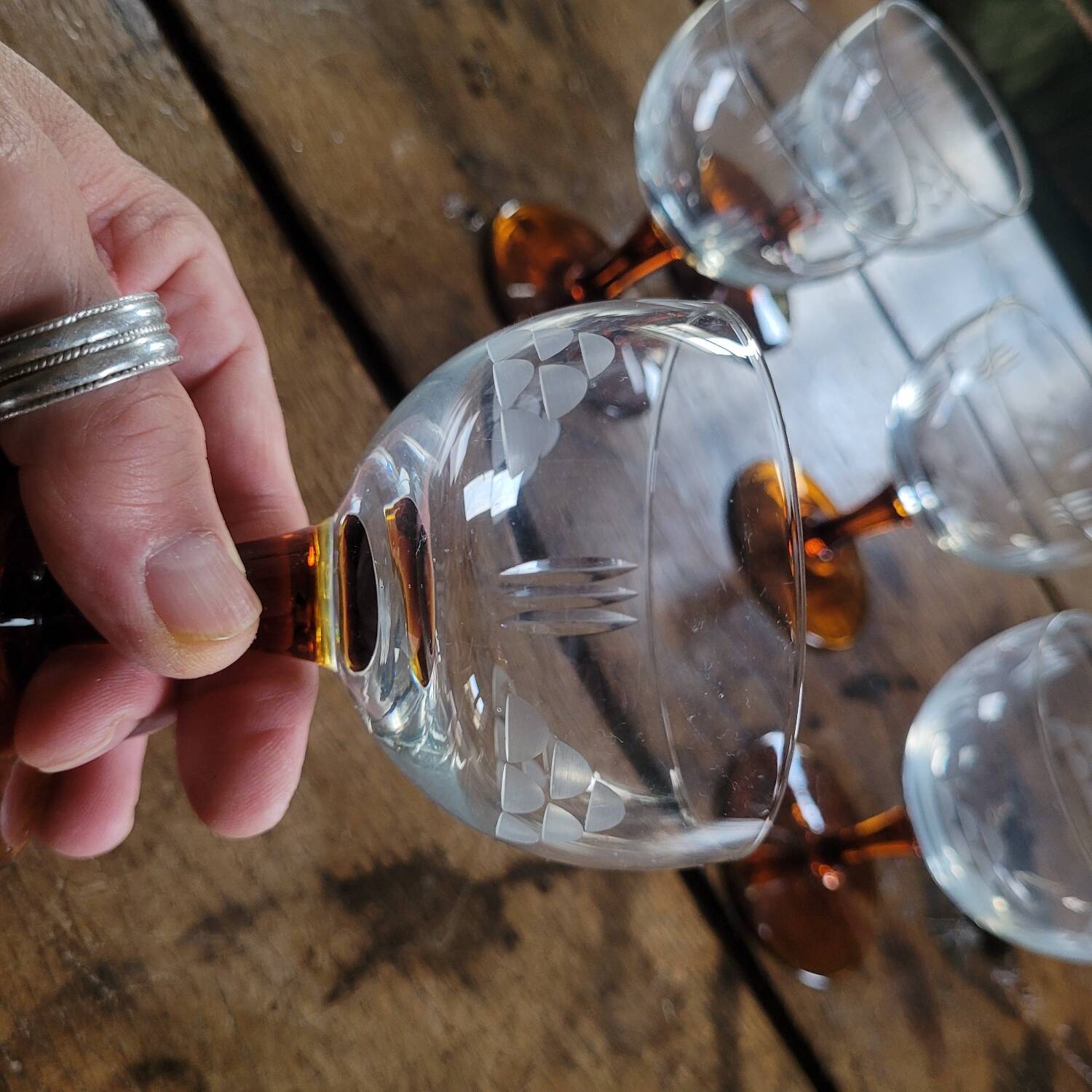 Engraved wine glasses with amber feet, 60s France