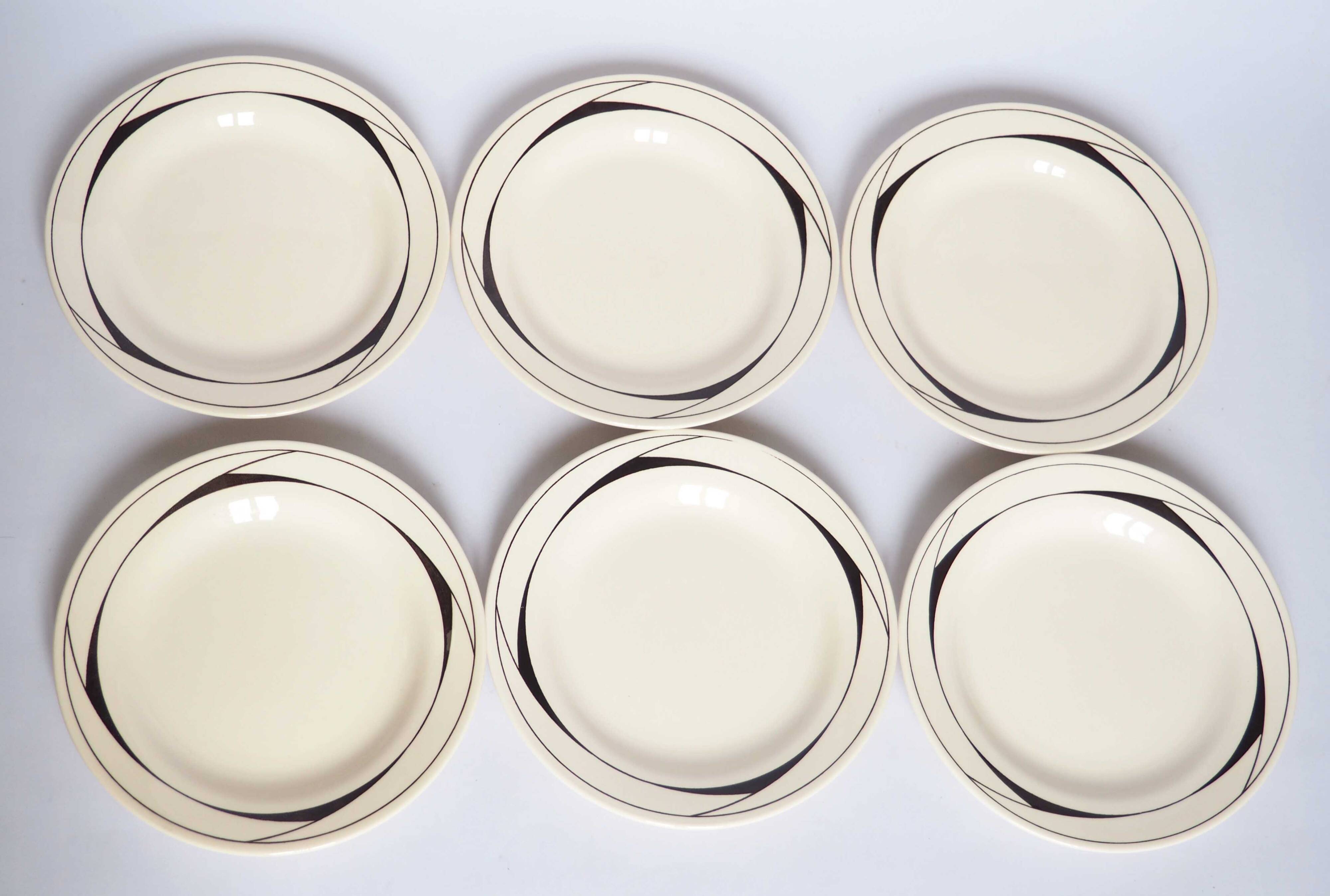 Lot 18 assiettes plates, creuses et dessert 1980