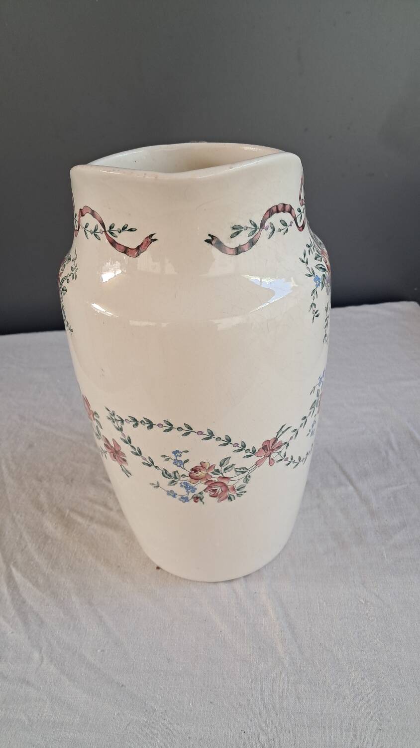 Longchamps toilet pitcher
