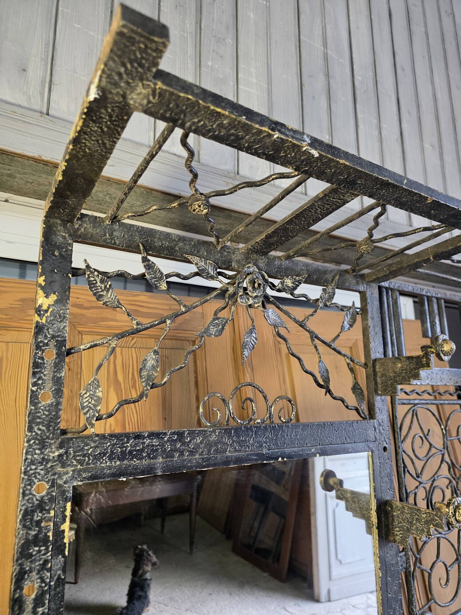 Art Deco coat rack wardrobe in wrought iron from the 1930s.
