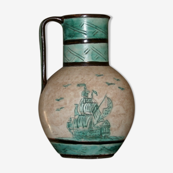 Vase en céramique avec un voilier