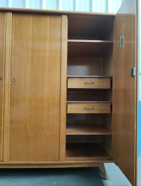 Armoire en chêne pieds compas