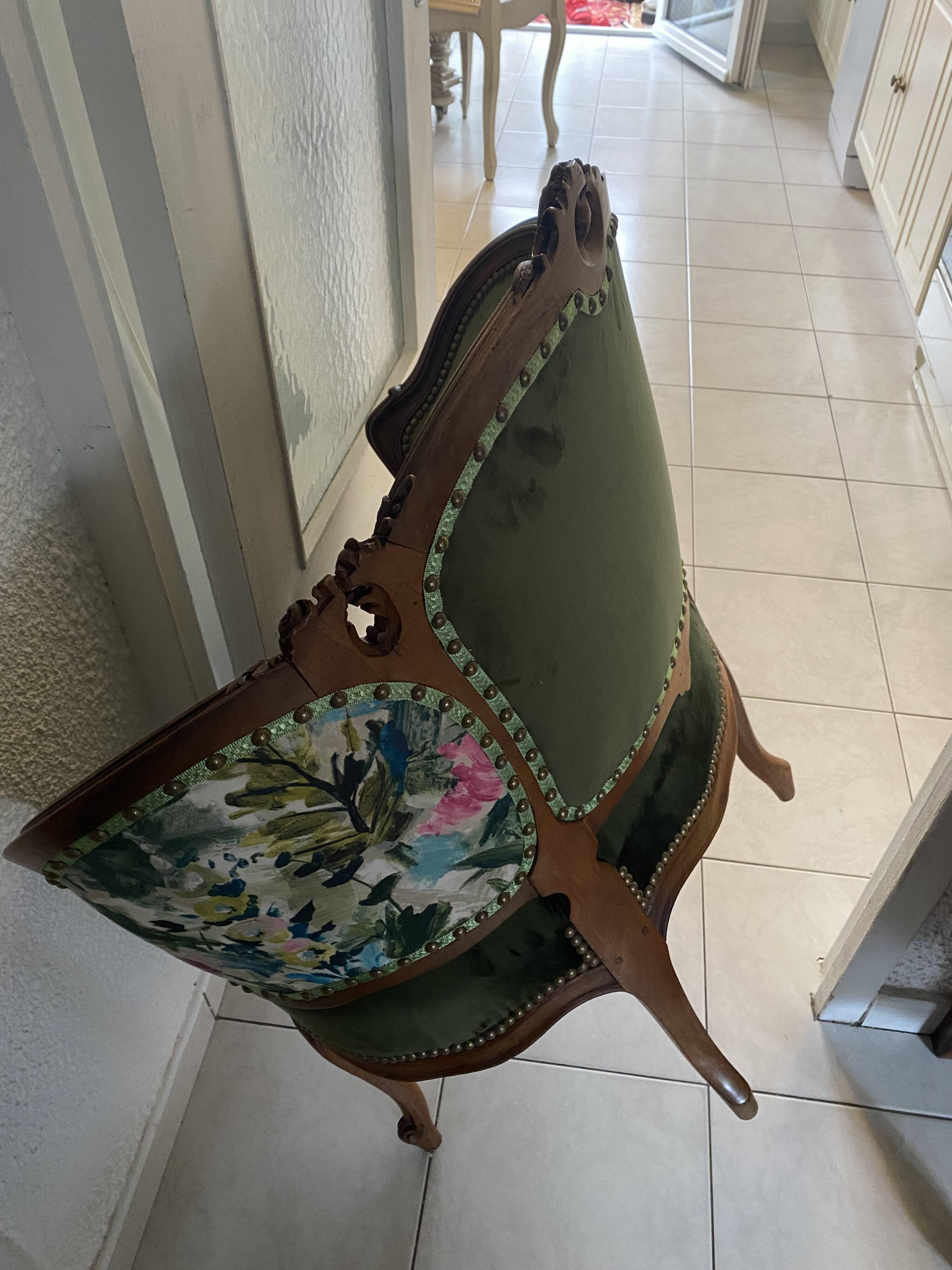 Paire de fauteuils en bois sculpté, XXème s.