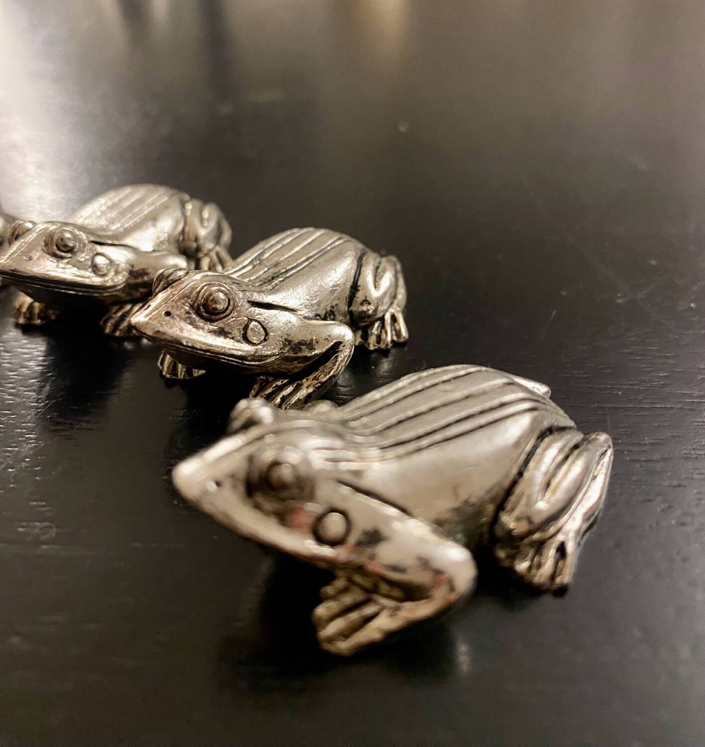 6 metal frog-shaped knife holders