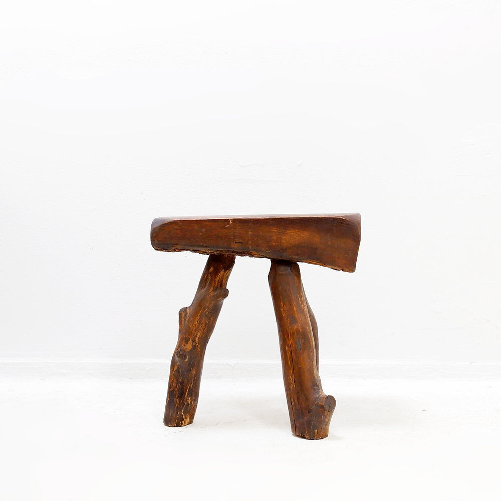 Rustic brutalist tripod stool in wood - Natural shape - 1950s/60s