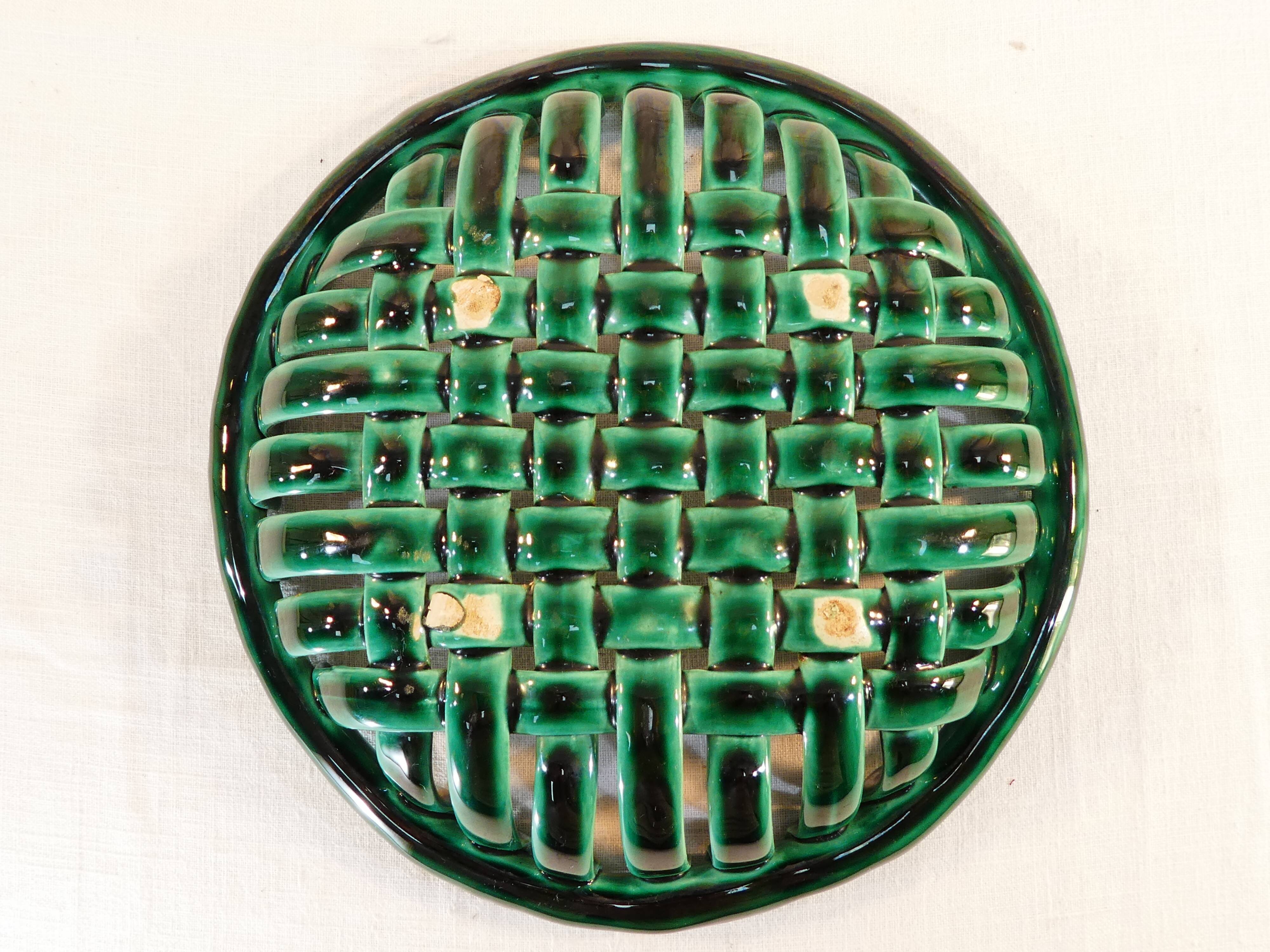 Fruit cup in openwork ceramic green