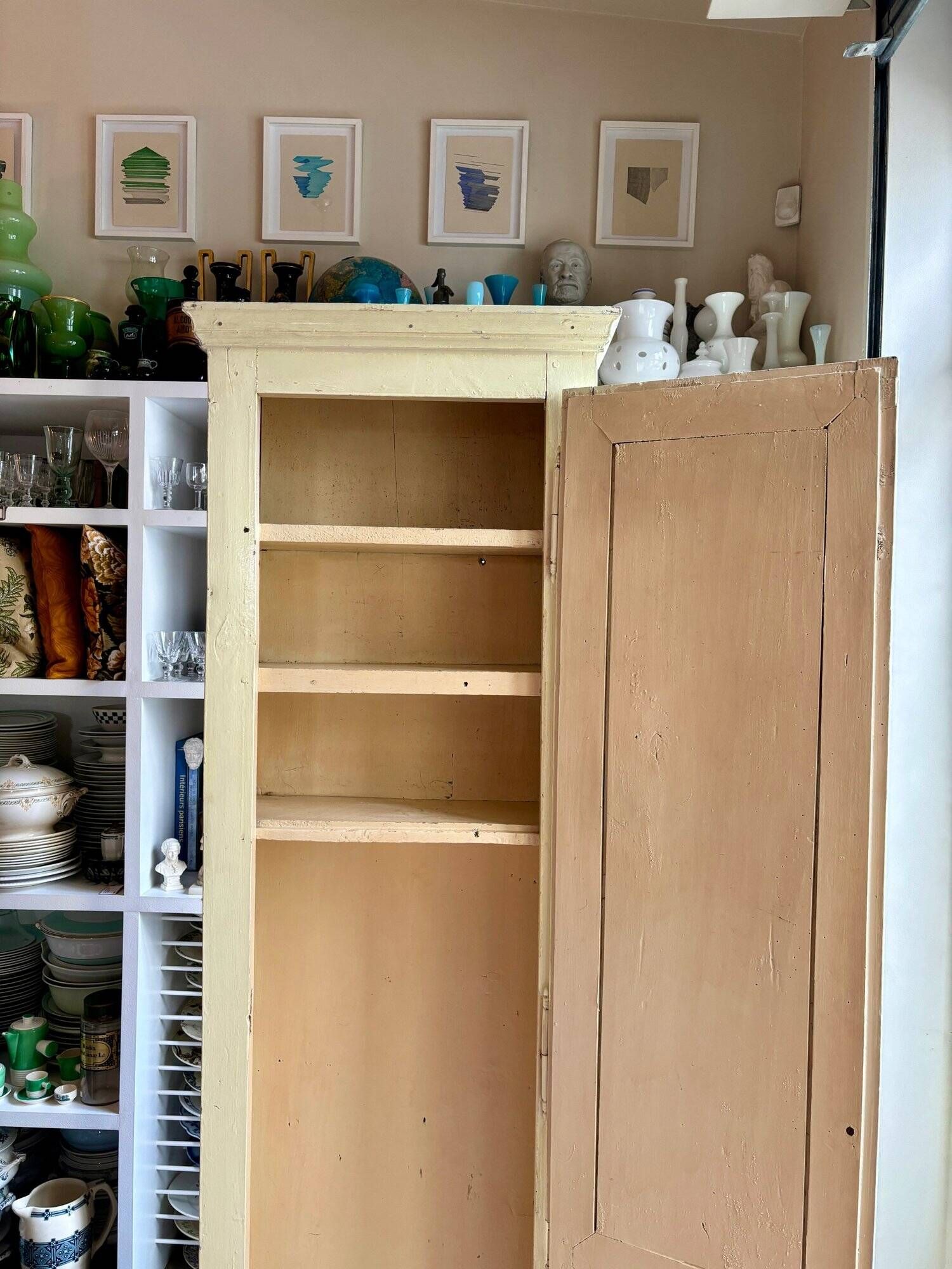 Standing man, cabinet with 1 door, 3 shelves in beige wood