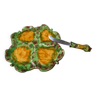 Ancienne assiette à fromage en céramique de couleur avec couteau