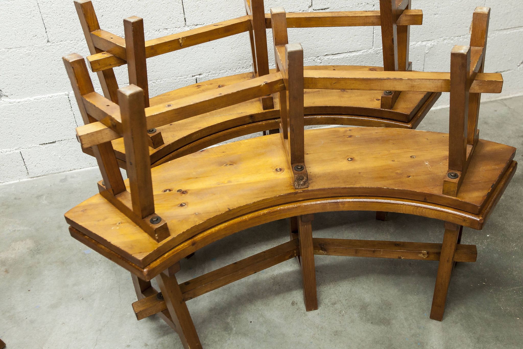 Brutalist ensemble round table 113cm and its 4 rounded stools 1960