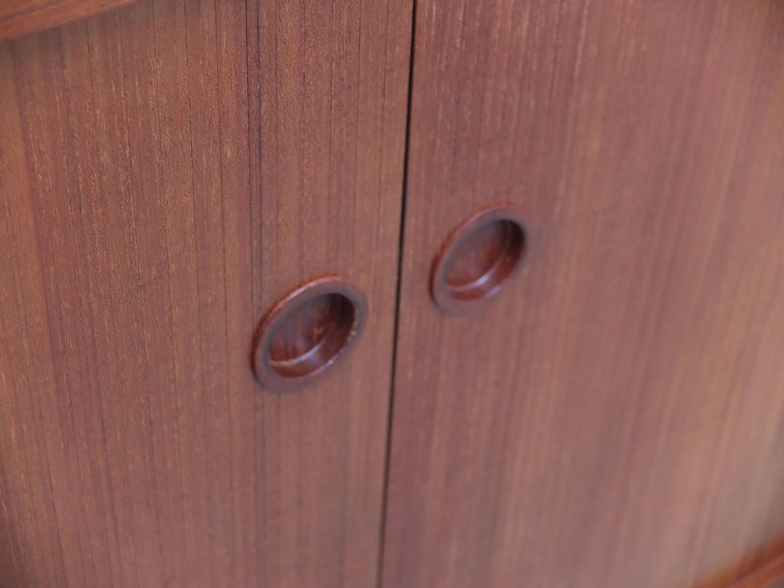 Buffet en teck danois avec portes tambour, années 1960.