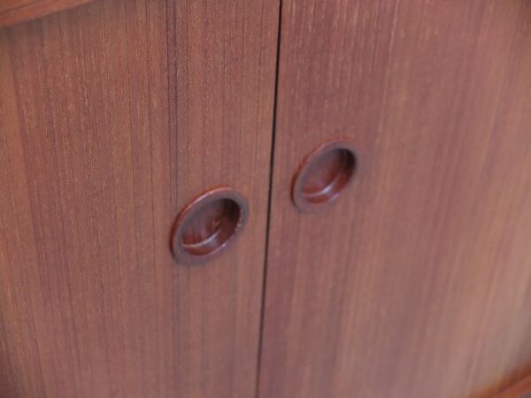 Buffet en teck danois avec portes tambour, années 1960.