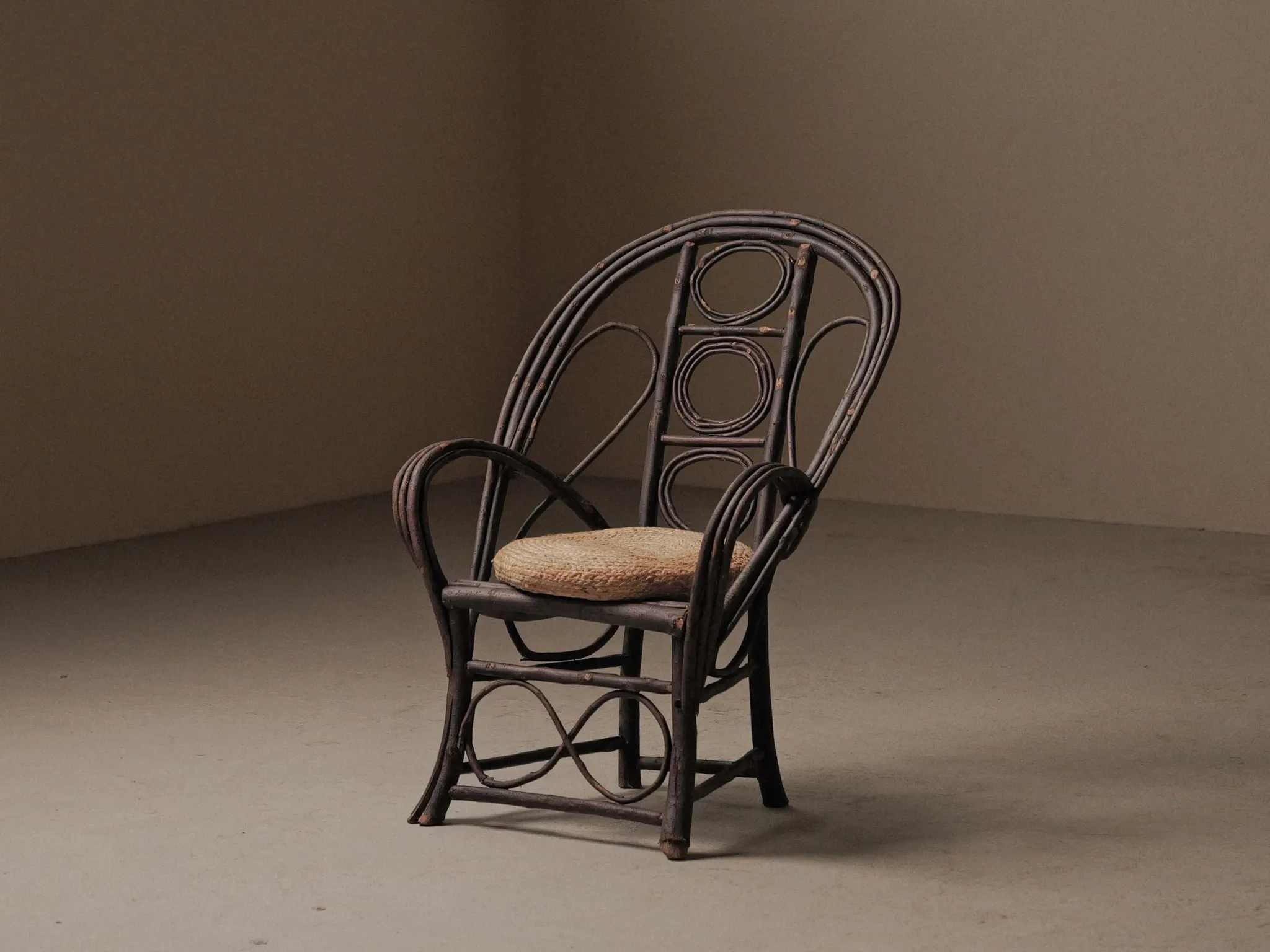 Fauteuil sculptural en bois courbé , Art Populaire, vers 1900
