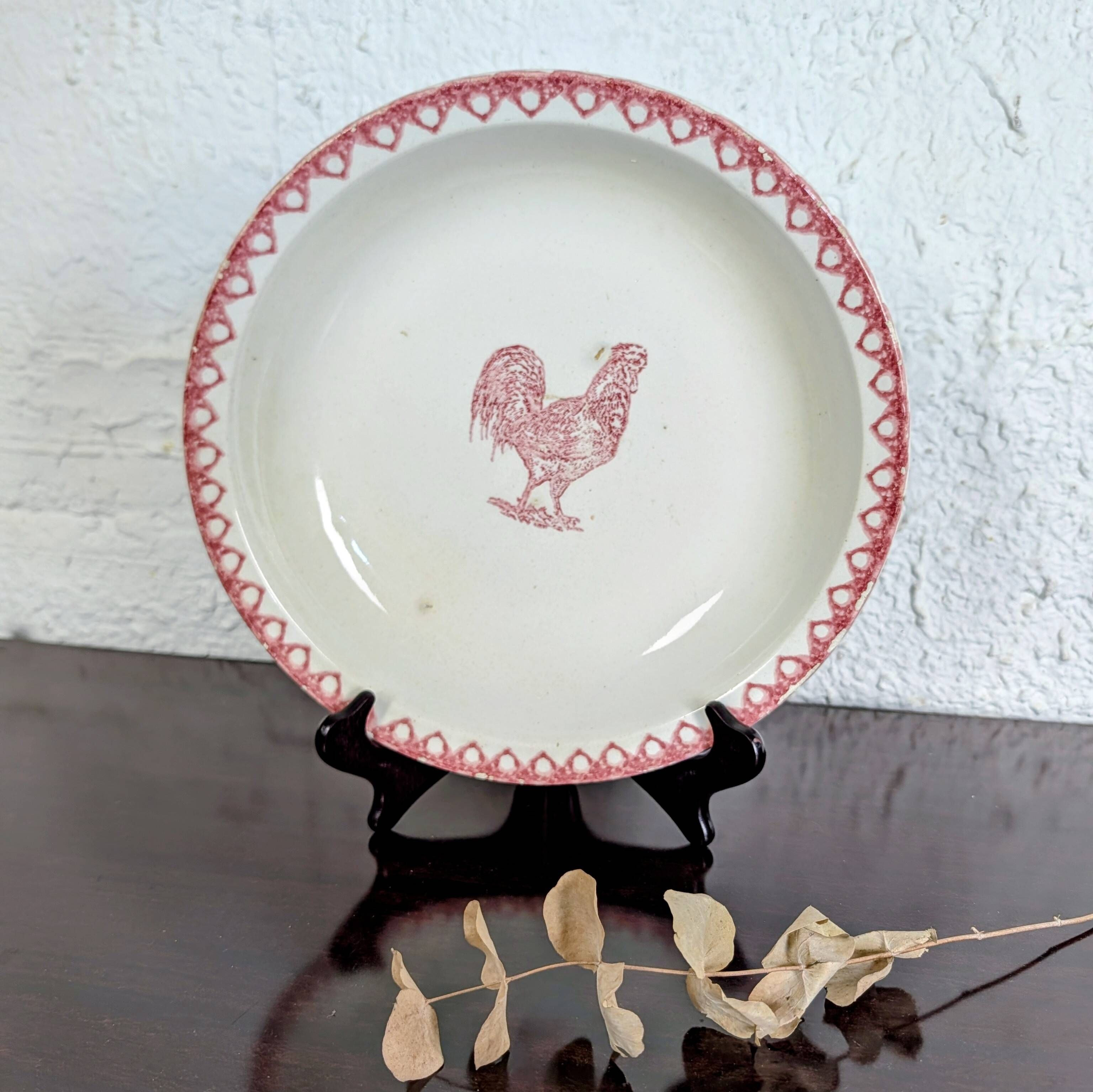 Plat creux ancien au coq rouge, décor éponge