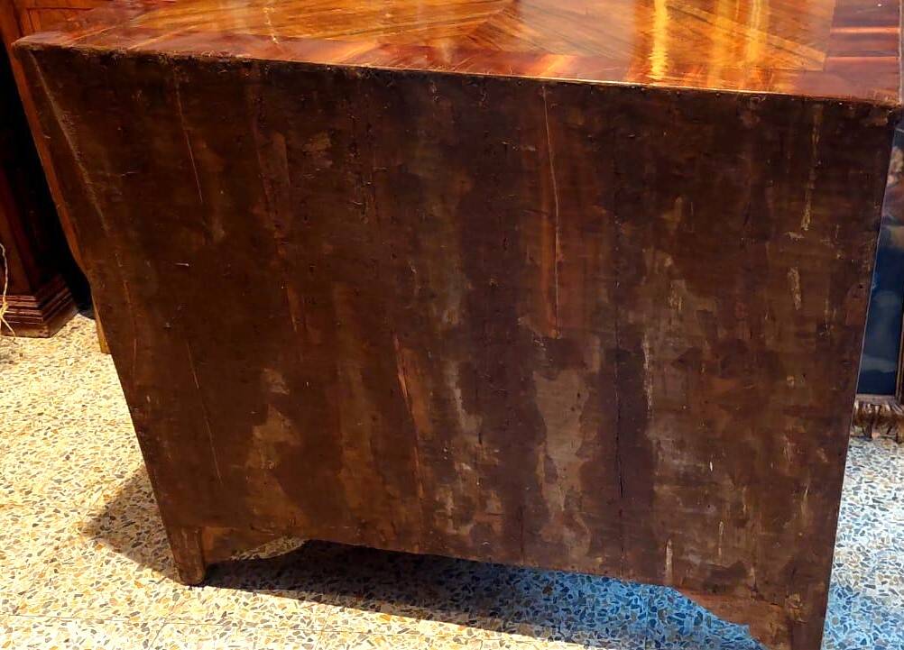 Grand Buffet Antique Du 17ème Siècle En Noyer Du Nord De l'Italie