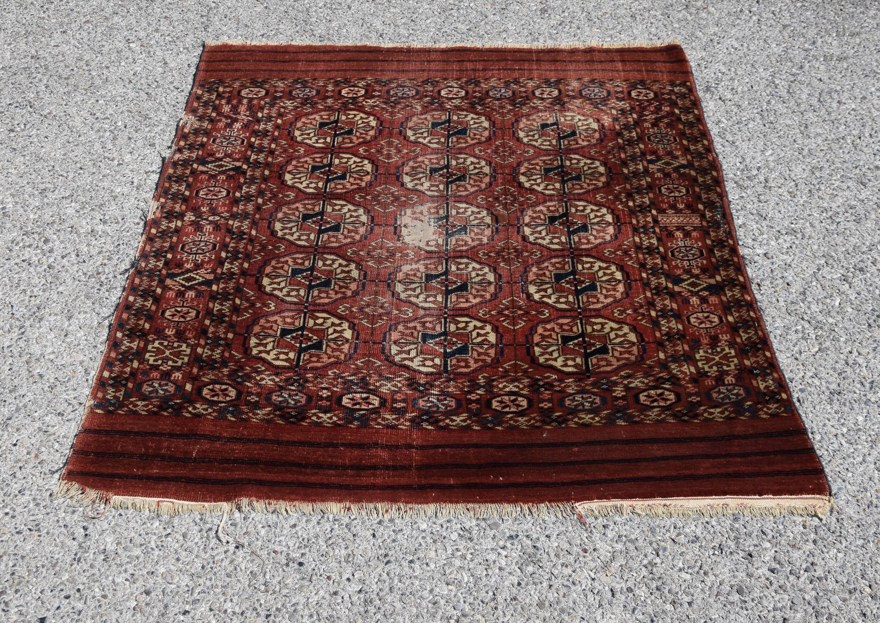 Antique Turkmen Bukhara rug: 0.95 x 1.10 meters
