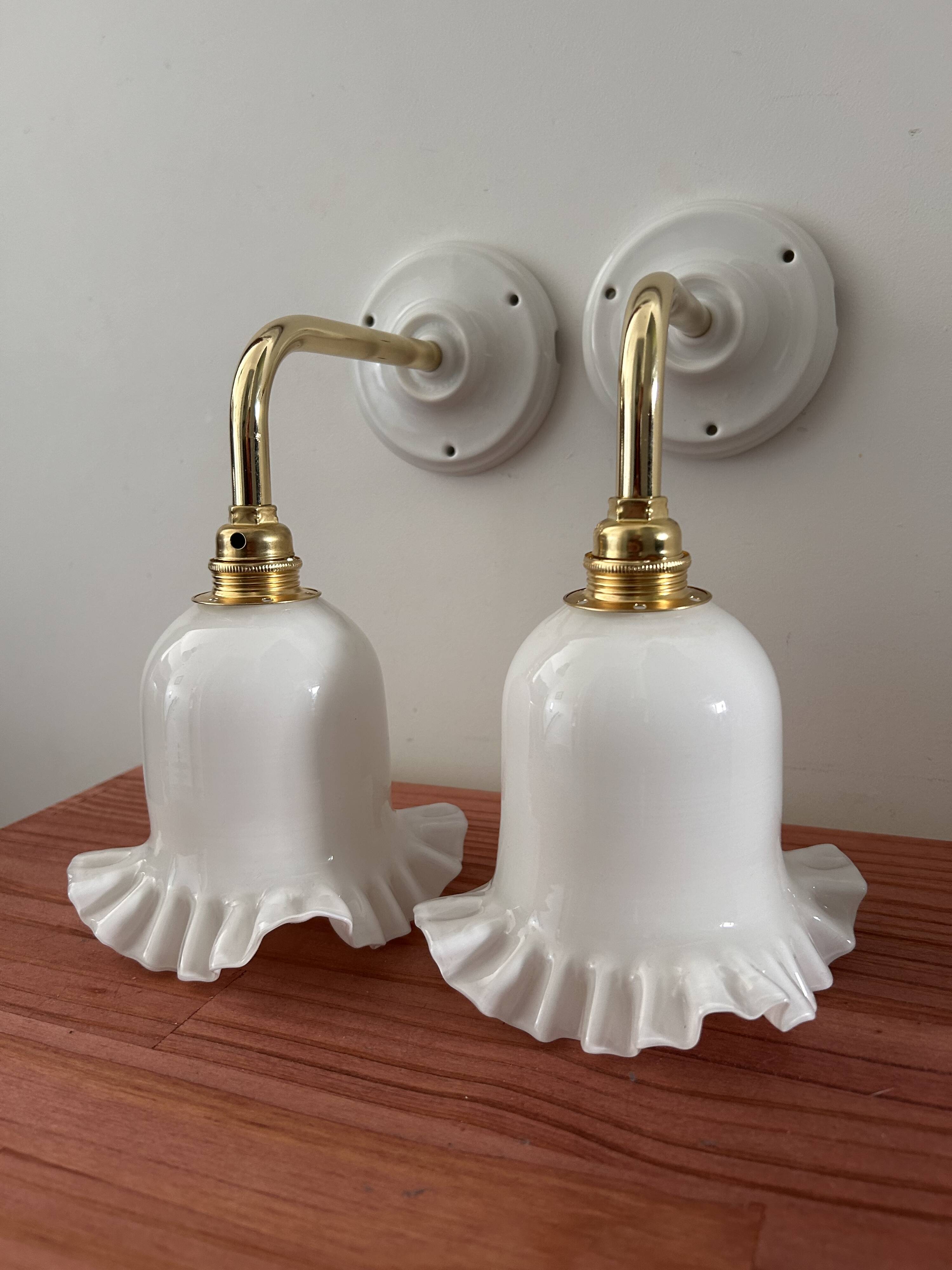 Paire d’appliques murales en opaline blanche