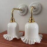 Paire d’appliques murales en opaline blanche