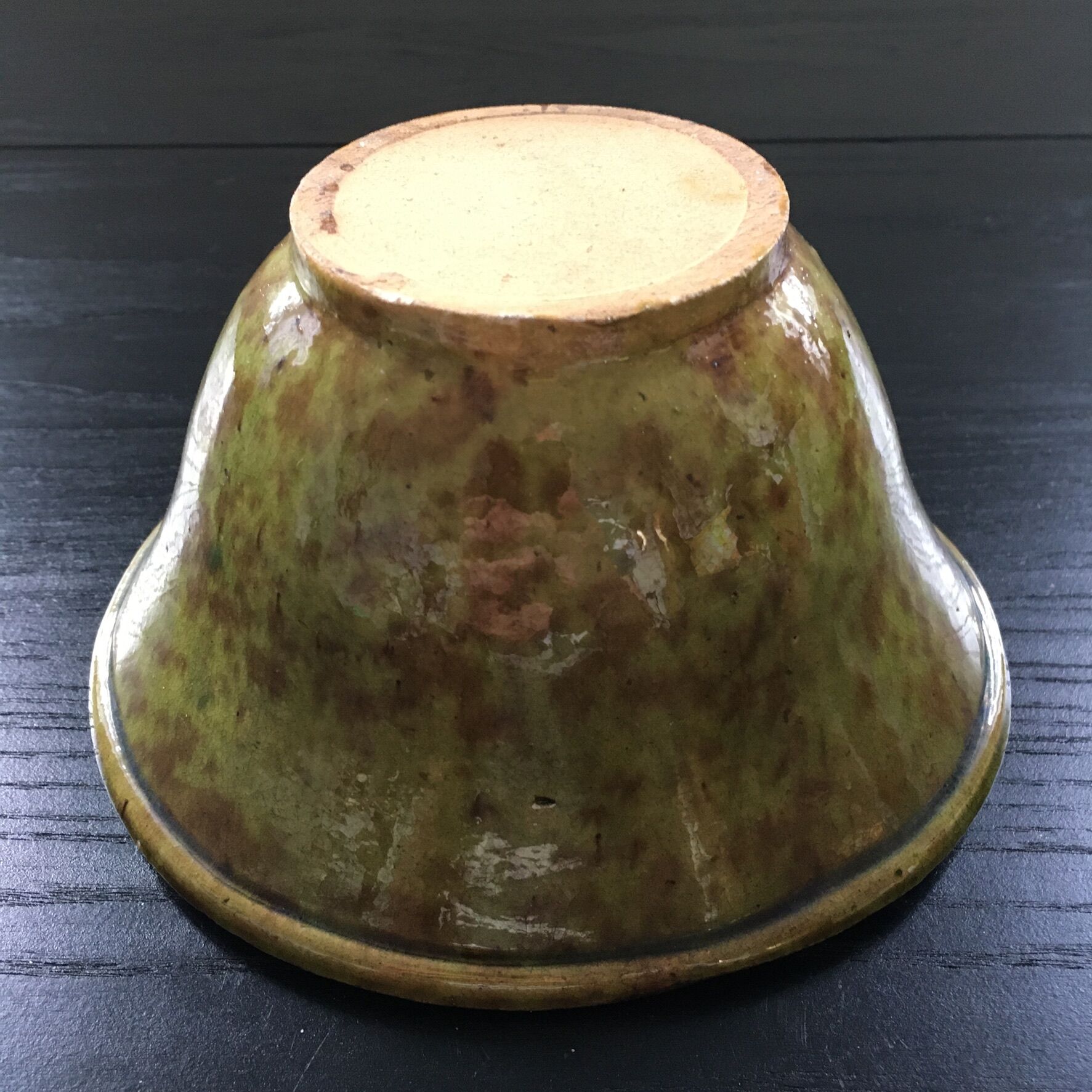 Yellow and green speckled sandstone cut