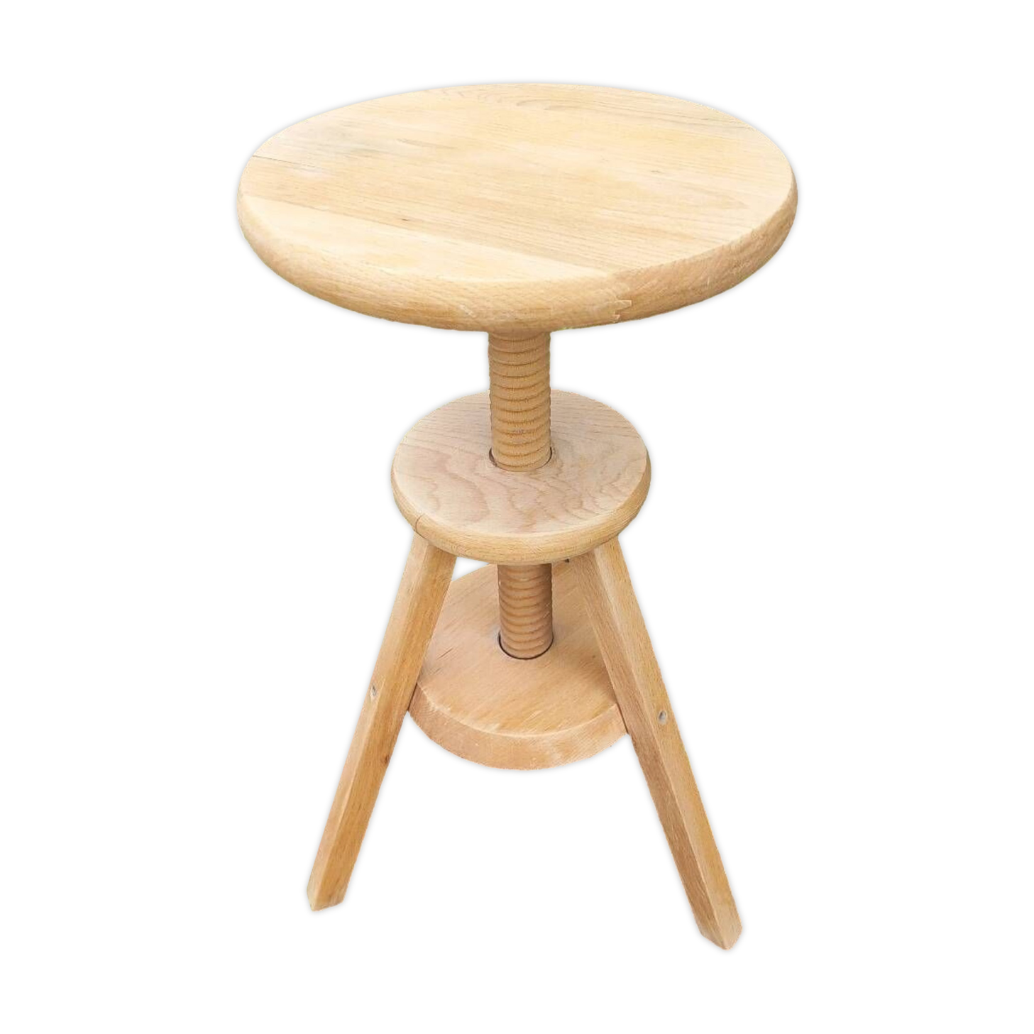 Tripod stool with screw