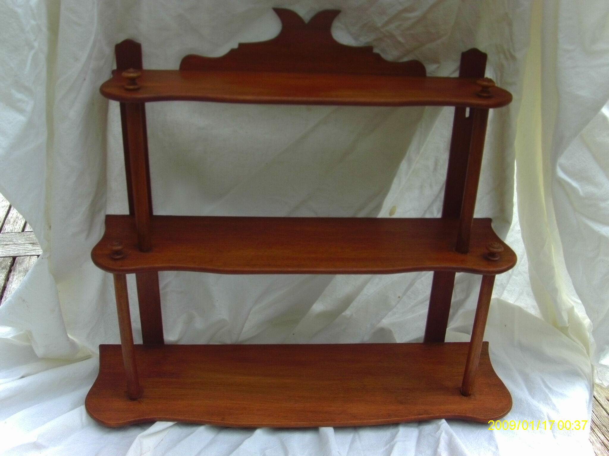 Shelf in blond mahogany around 1900