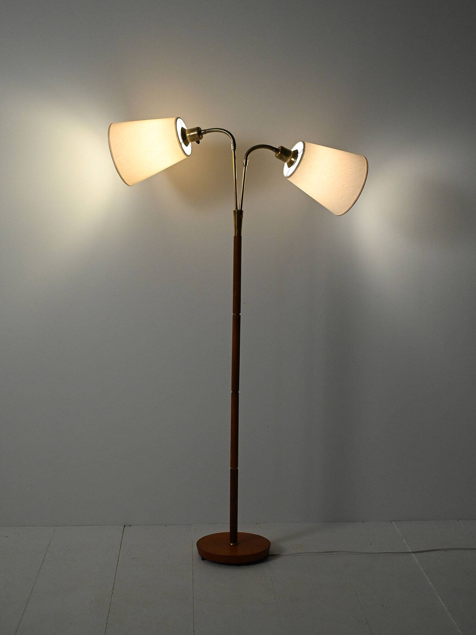 Lampadaire scandinave en chêne et laiton, années 50