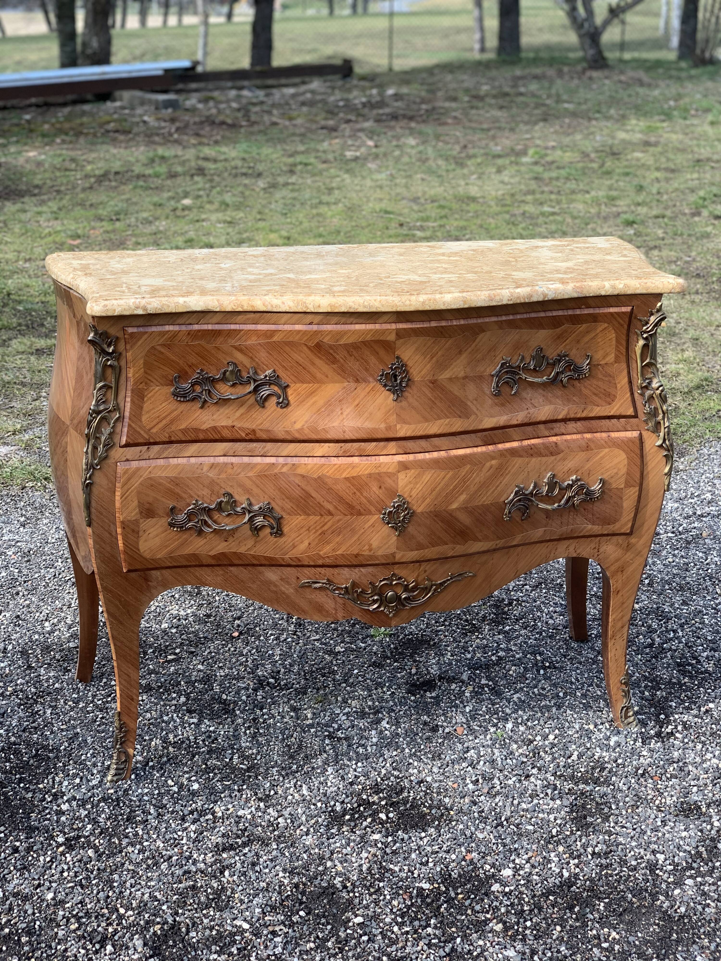 Rosewood chest of drawers